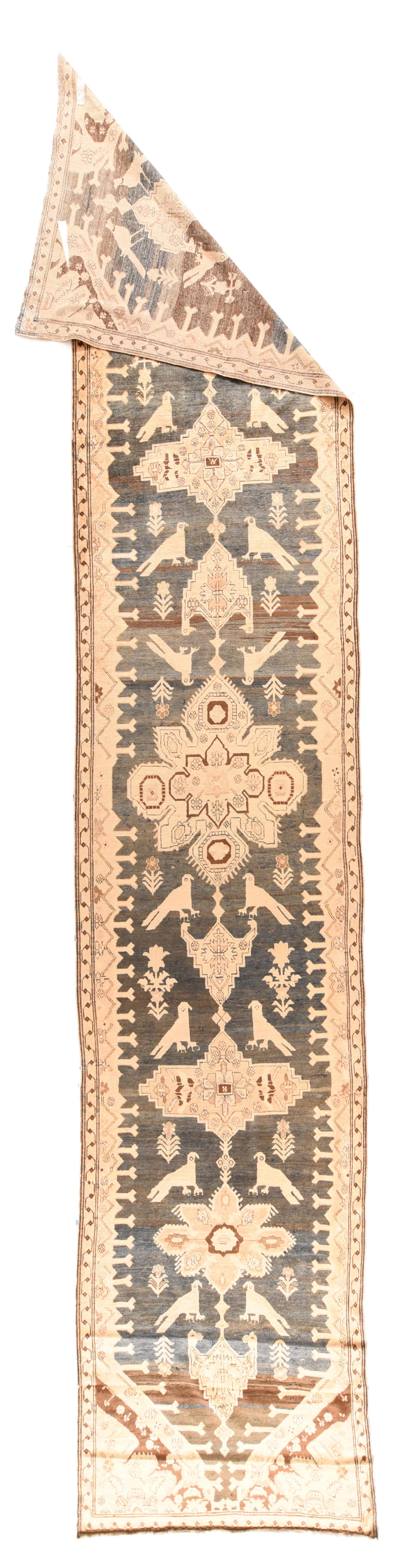 Tapis Karaeagh 3'7'' x 18'6''.