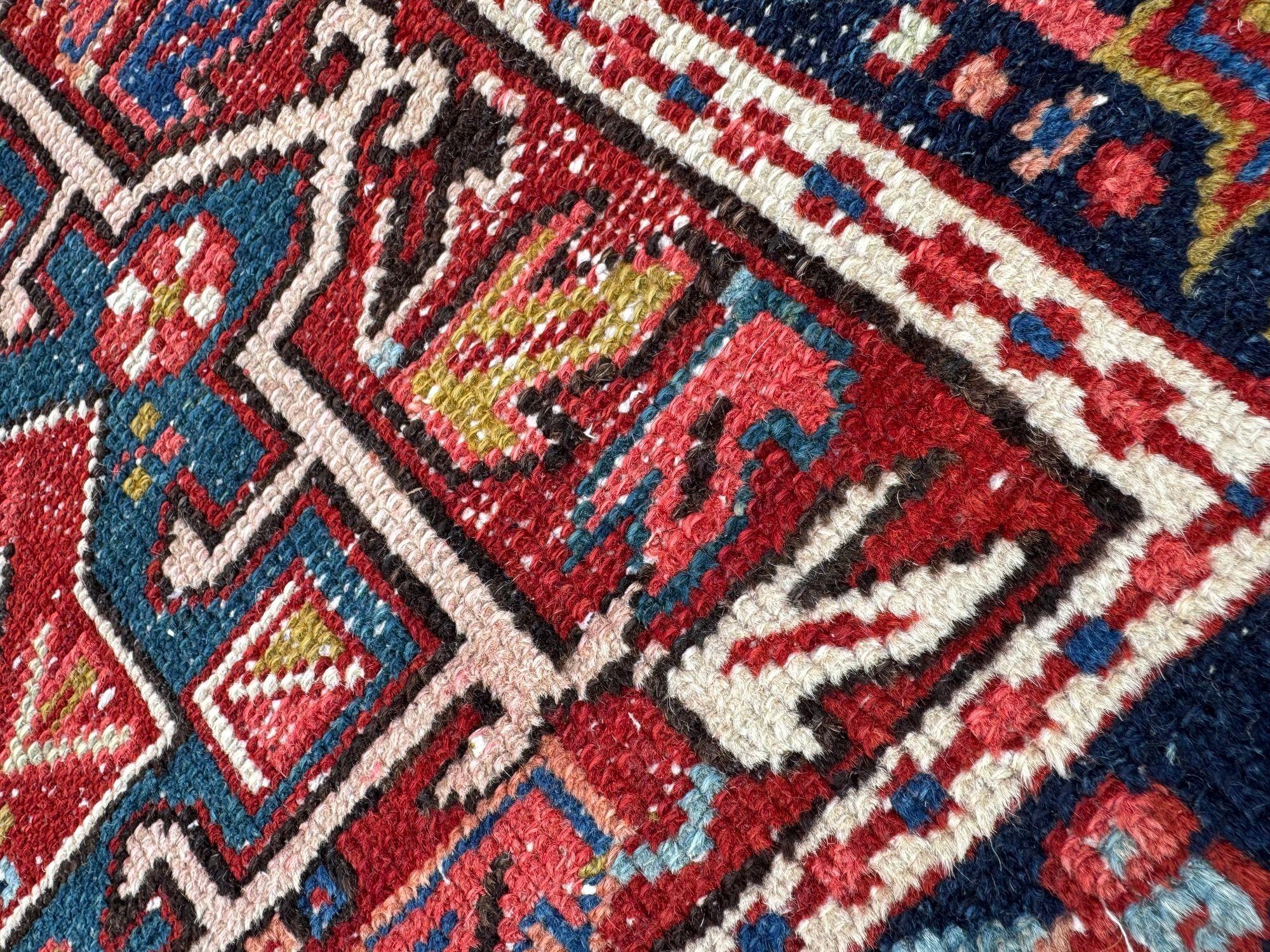 Antiker Karaja-Teppich 1,28m x 0,99m im Angebot 5