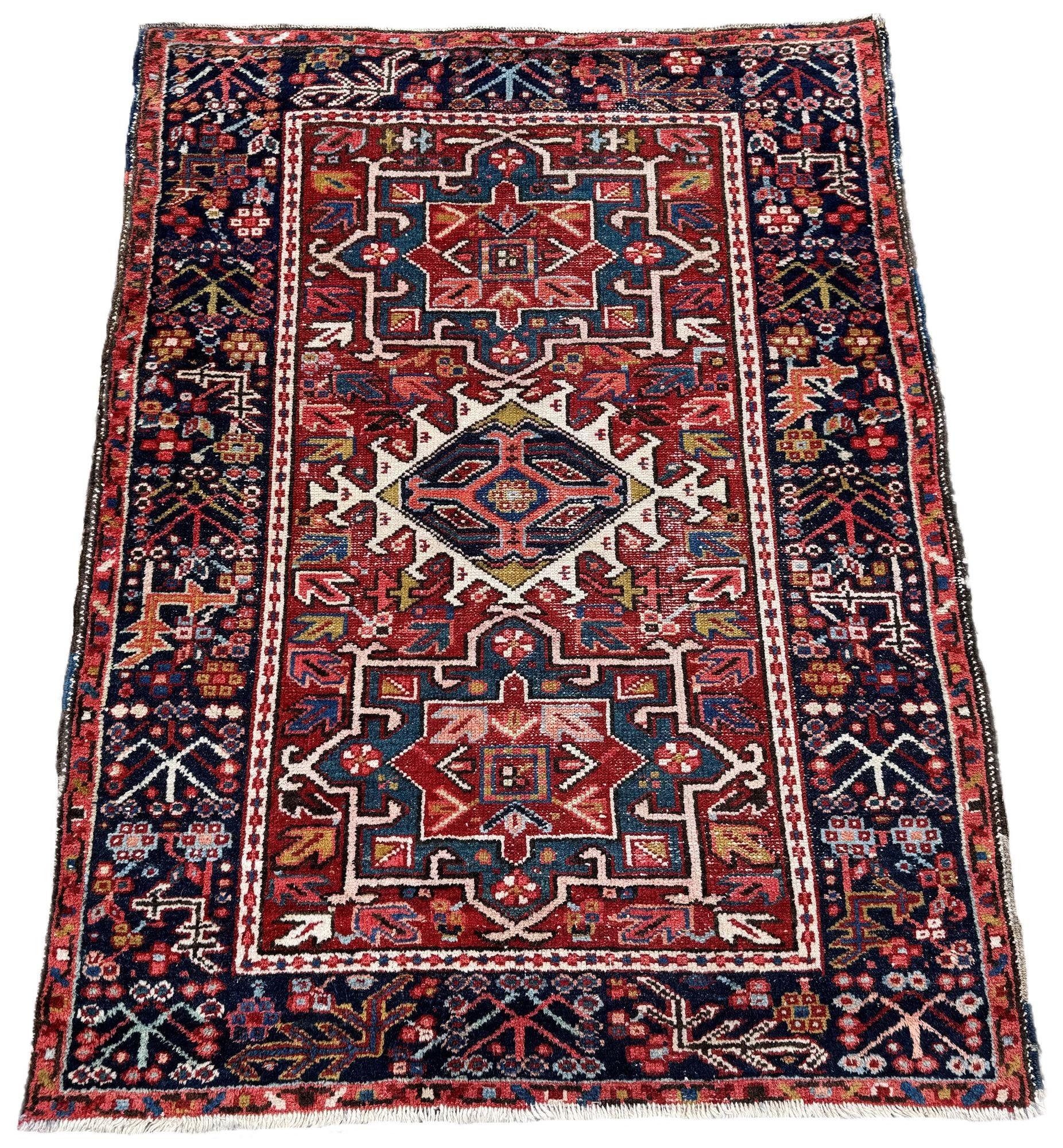 Ein schöner antiker Karadja-Teppich, handgewebt um 1920 mit einem geometrischen 3-Medaillon-Muster auf einem reichen Terrakotta-Feld und einer tiefen indigoblauen Bordüre. Ein paar Gebrauchsspuren, die sich im Preis widerspiegeln, und ein