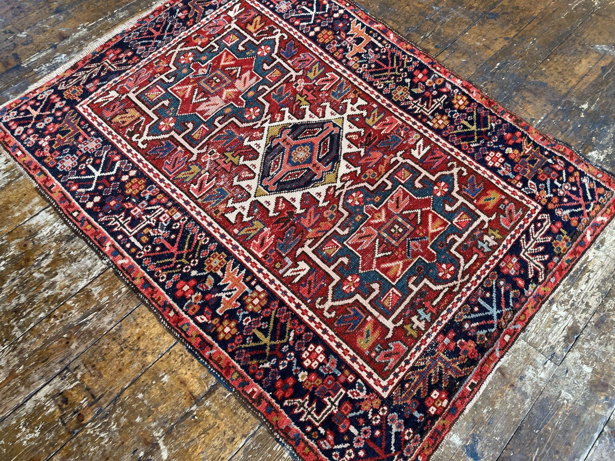 Antiker Karaja-Teppich 1,28m x 0,99m im Angebot 1