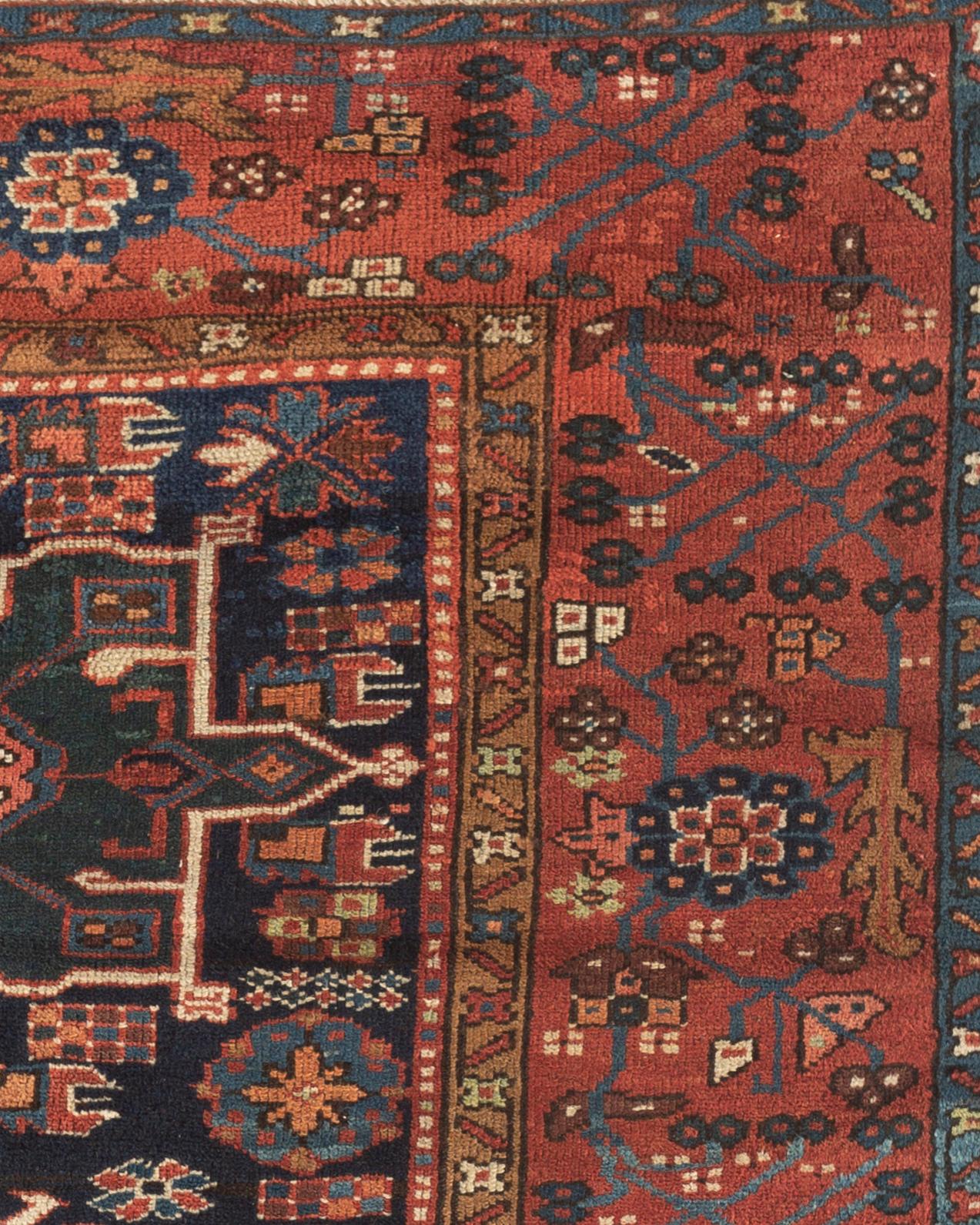 Tapis Karaja ancien, vers 1900. Les tapis antiques Karaja (Montagne noire) sont tissés près de la frontière caucasienne et reprennent les styles et motifs caucasiens. Un riche fond bleu marine à base d'indigo est une caractéristique saillante que ce