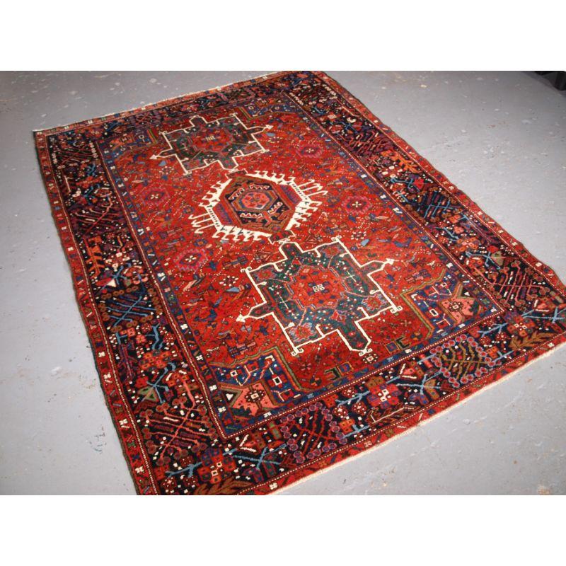 Antiker Karaja-Teppich mit traditionellem Design, drei Medaillons und einer klassischen Karaja-Bordüre.

Der Teppich hat einen dicken, schweren Flor mit guten Farben, darunter schöne Grün- und Blautöne und ein terrakottarotes Feld.

Der Teppich