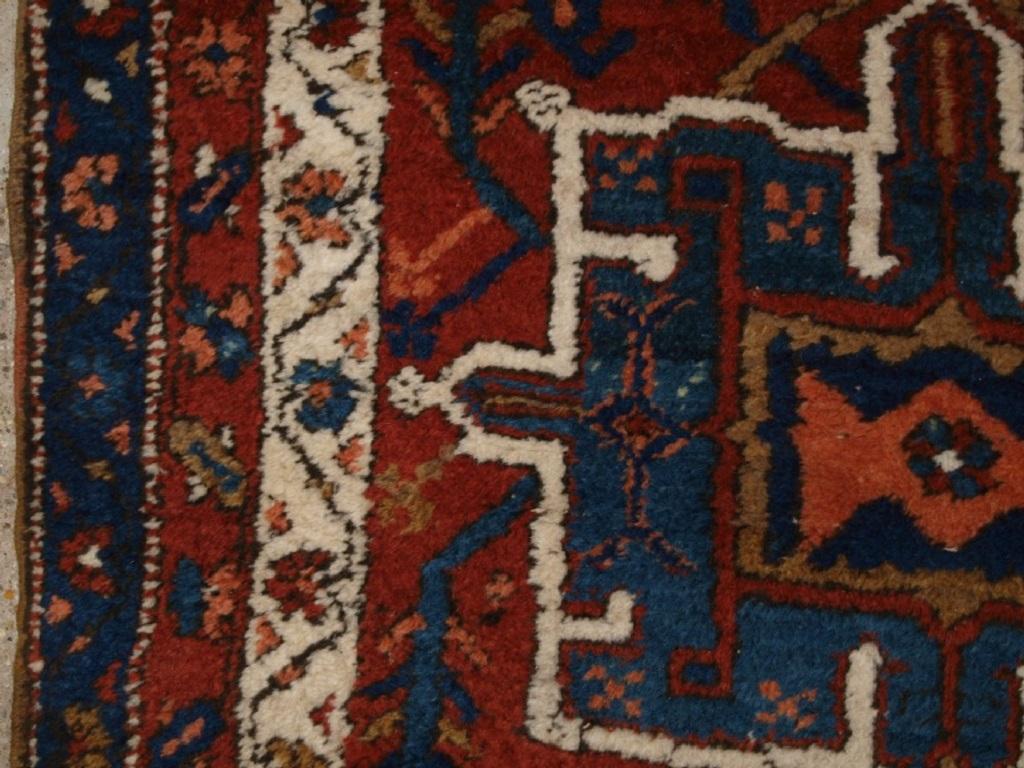Antiker Karaja-Läufer im traditionellen Karaja-Design
CIRCA 1900

Der Läufer hat ausgezeichnete satte Farben und ein sehr rustikales Gefühl für das traditionelle Karaja-Design Ideal für ein Landhaus oder ein Bauernhaus

Der Läufer ist in