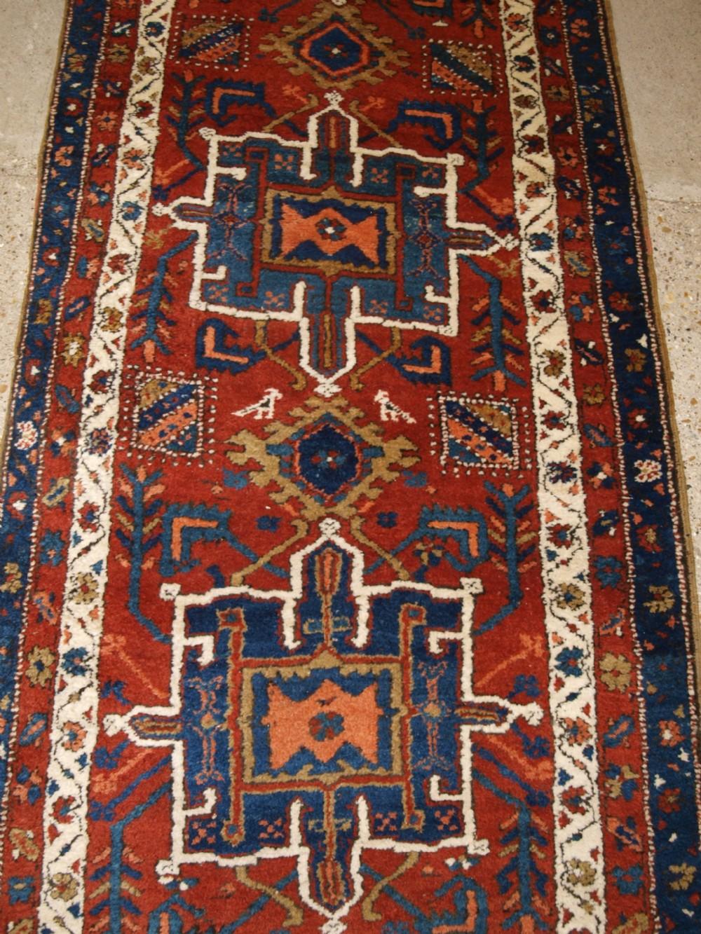 Antiker Karaja-Läufer mit traditionellem Design, um 1900 (Unbekannt) im Angebot