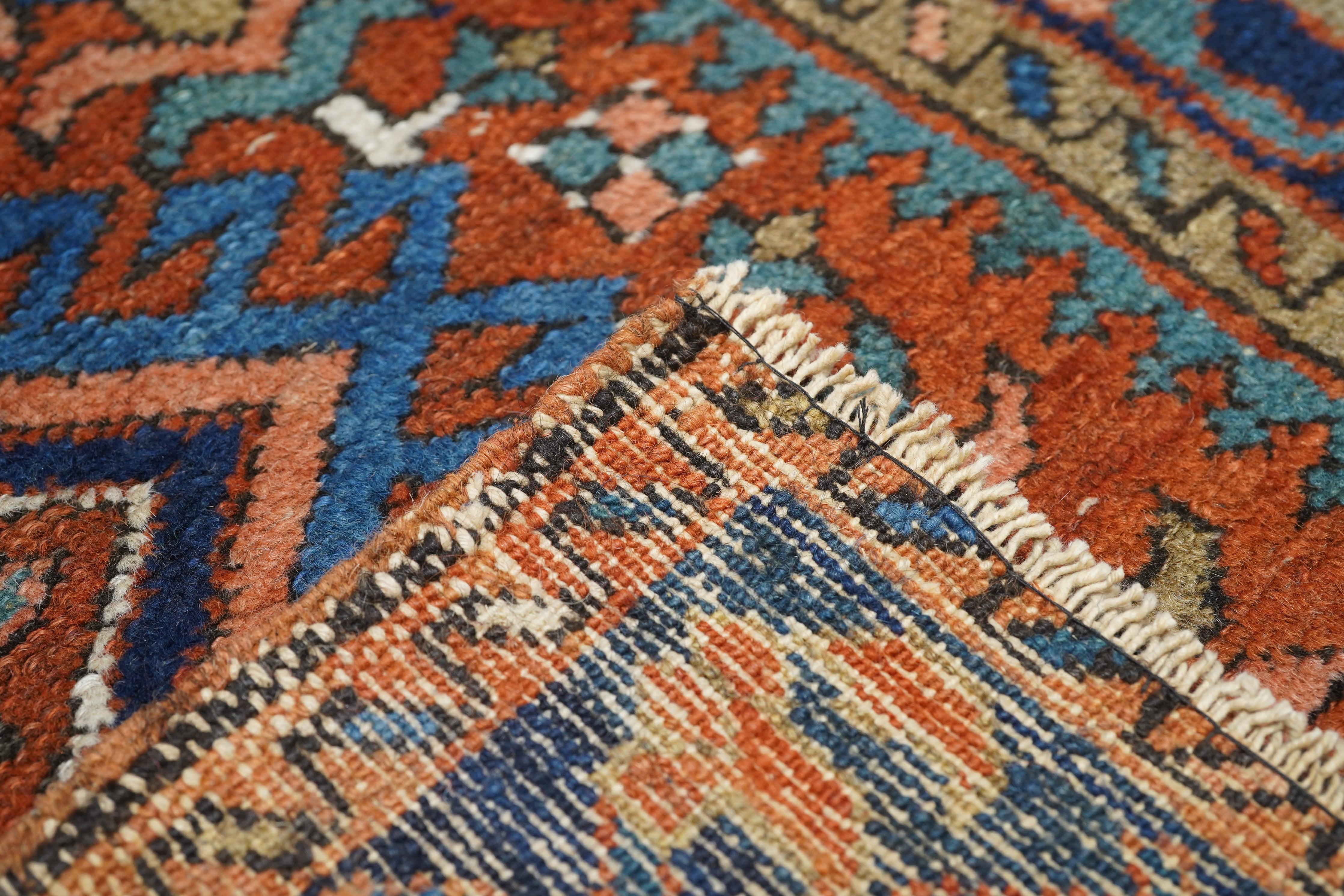 Antiker Karajeh-Teppich 3'1'' x 8'11'' im Angebot 4
