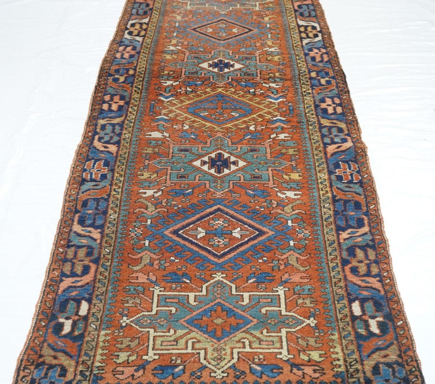 Antiker Karajeh-Teppich 3'1'' x 8'11'' im Angebot 1