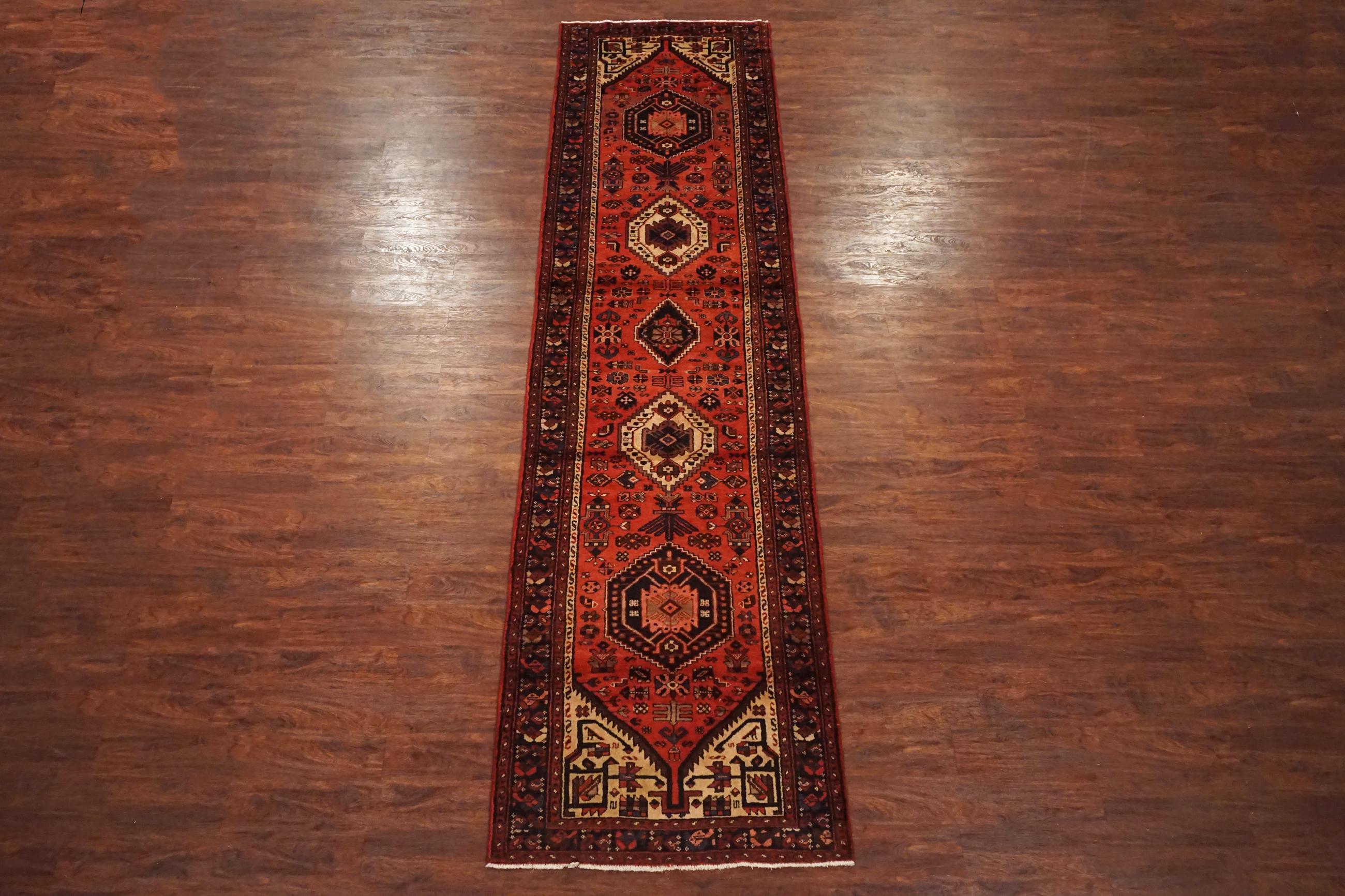 Tribal Tapis de couloir de galerie antique Karajeh Sarab avec abrash, vers 1940 en vente