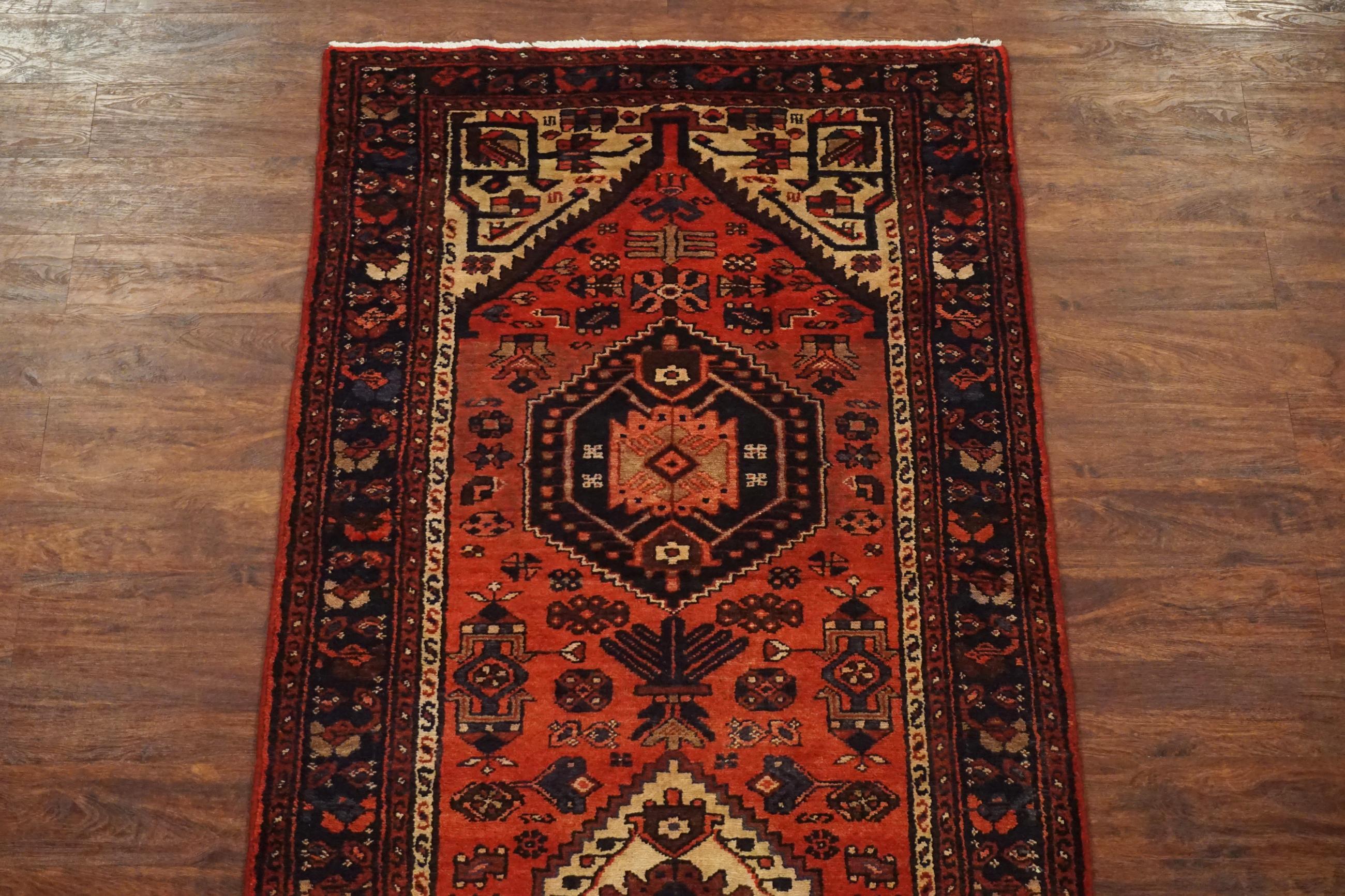 Noué à la main Tapis de couloir de galerie antique Karajeh Sarab avec abrash, vers 1940 en vente