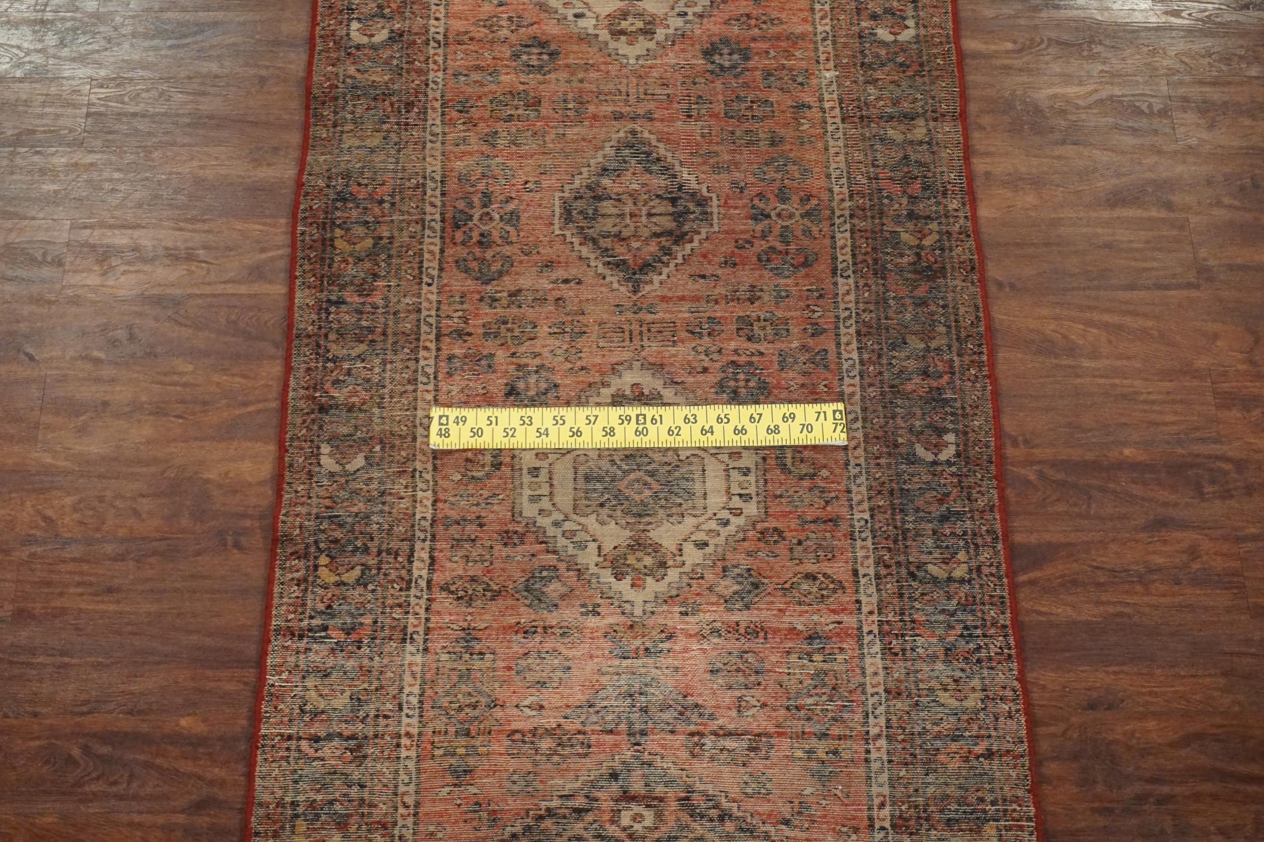 Milieu du XXe siècle Tapis de couloir de galerie antique Karajeh Sarab avec abrash, vers 1940 en vente