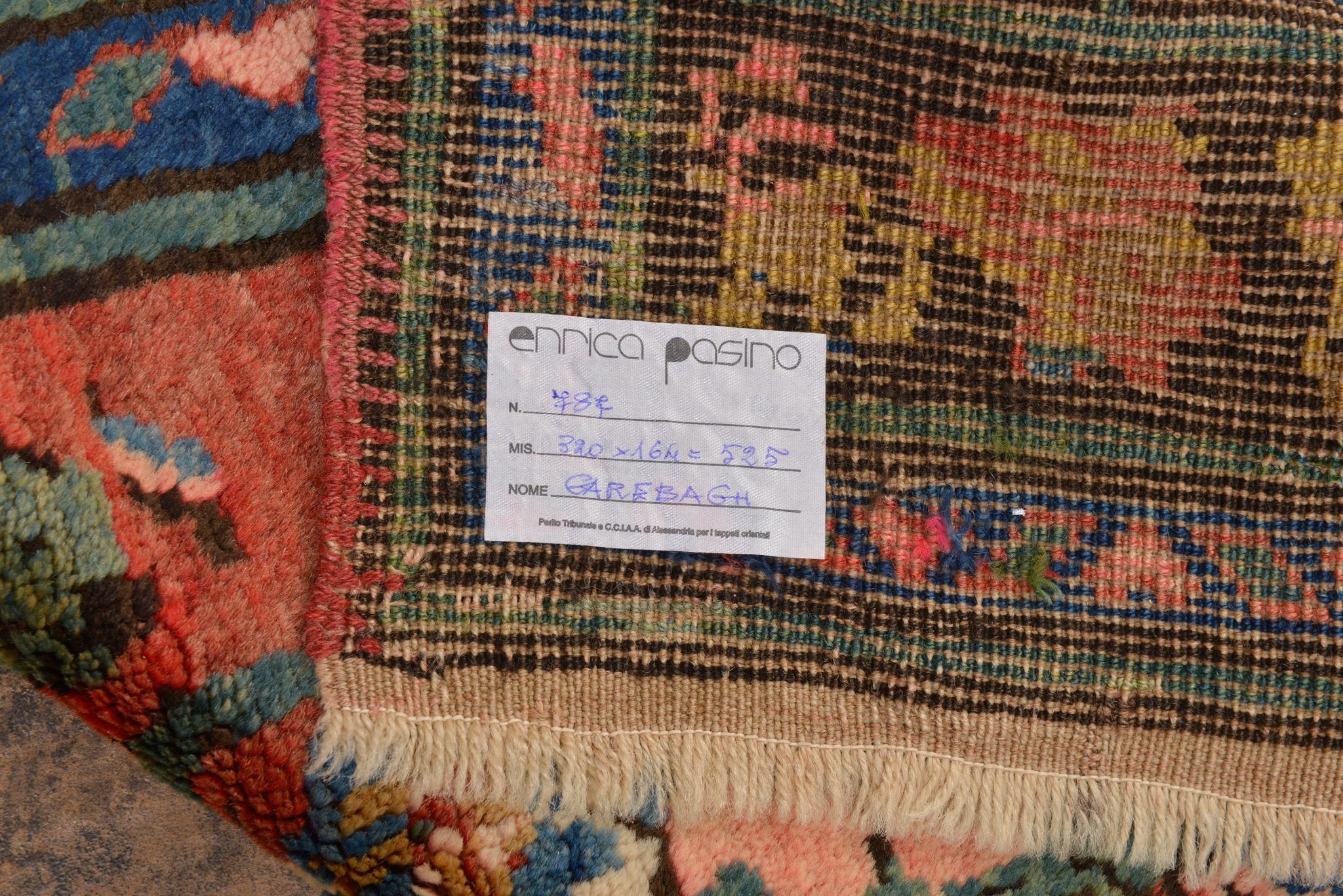 Nr. 787 - Le tapis Garebagh est pour moi l'un des plus beaux tapis : son motif floral est élégant et typique, différent de tout autre tapis. Je préfère toujours celles sans médaillons au centre, moins classiques.
J'aime également les nuances de