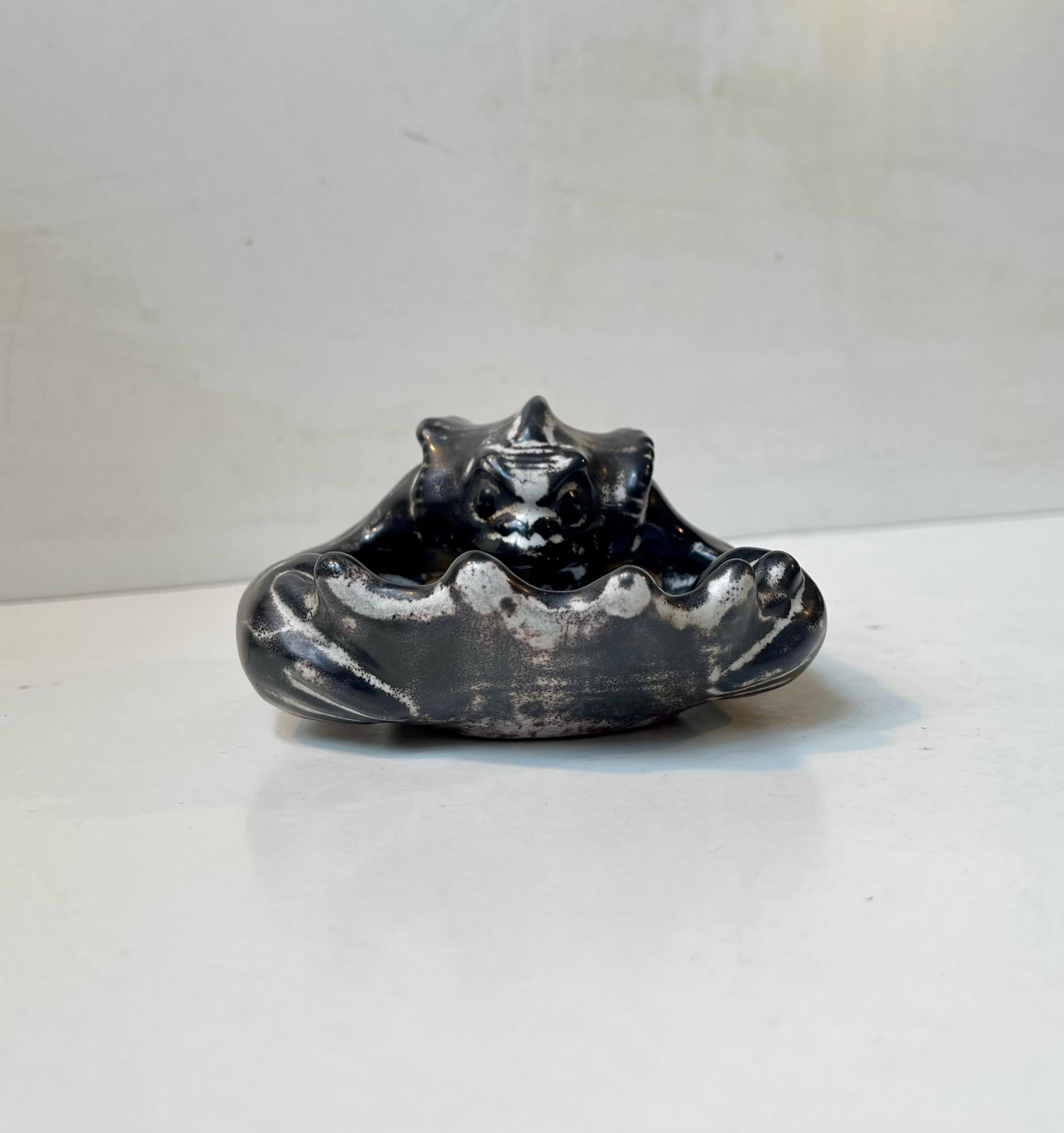Danois Ancien plat à démon Karl Hansen Reistrup en émail cendré pour Herman A. Kähler, années 1890 en vente