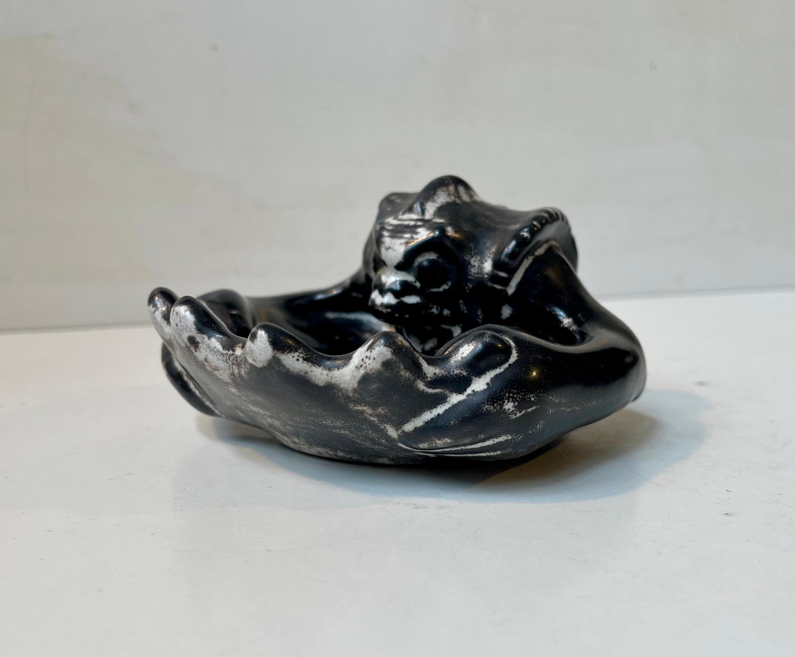 Fin du XIXe siècle Ancien plat à démon Karl Hansen Reistrup en émail cendré pour Herman A. Kähler, années 1890 en vente