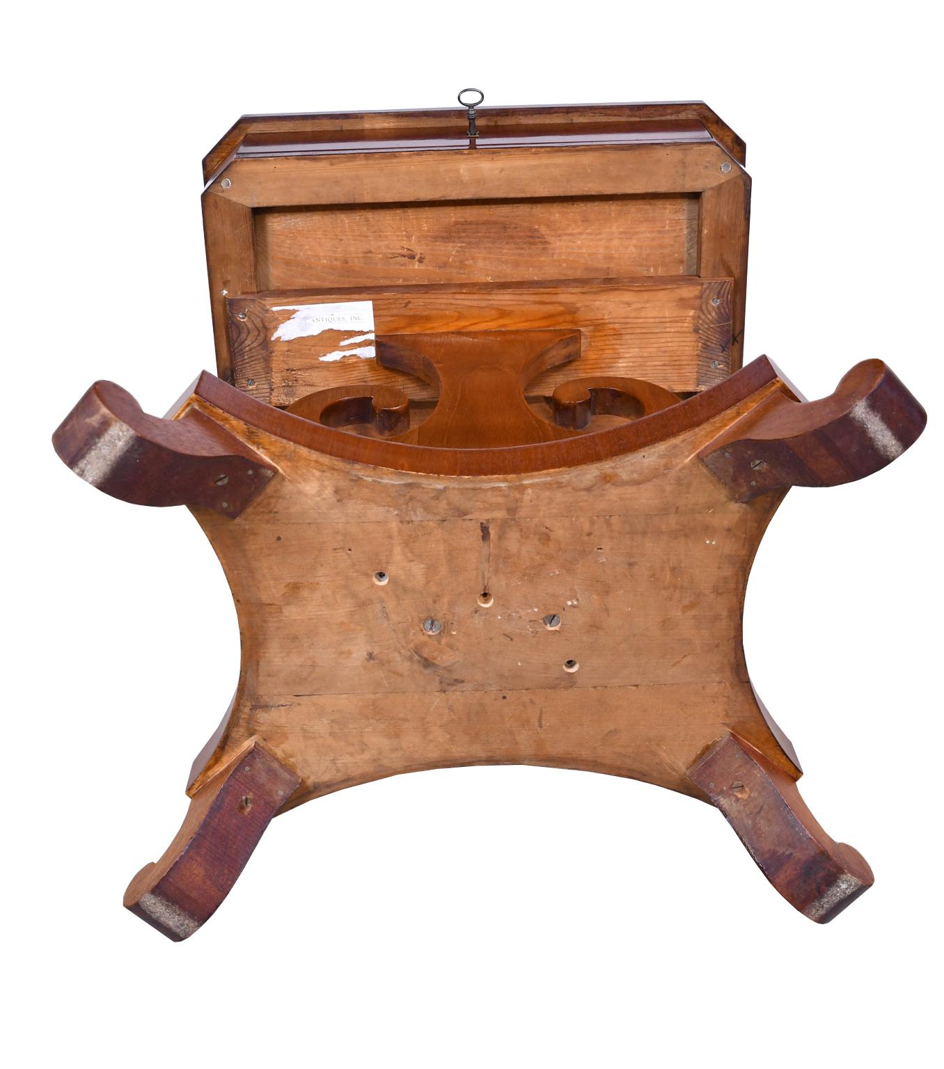 Table d'appoint ancienne Karl Johan/ Biedermeier en acajou avec base en forme de lyre, Suède en vente 6