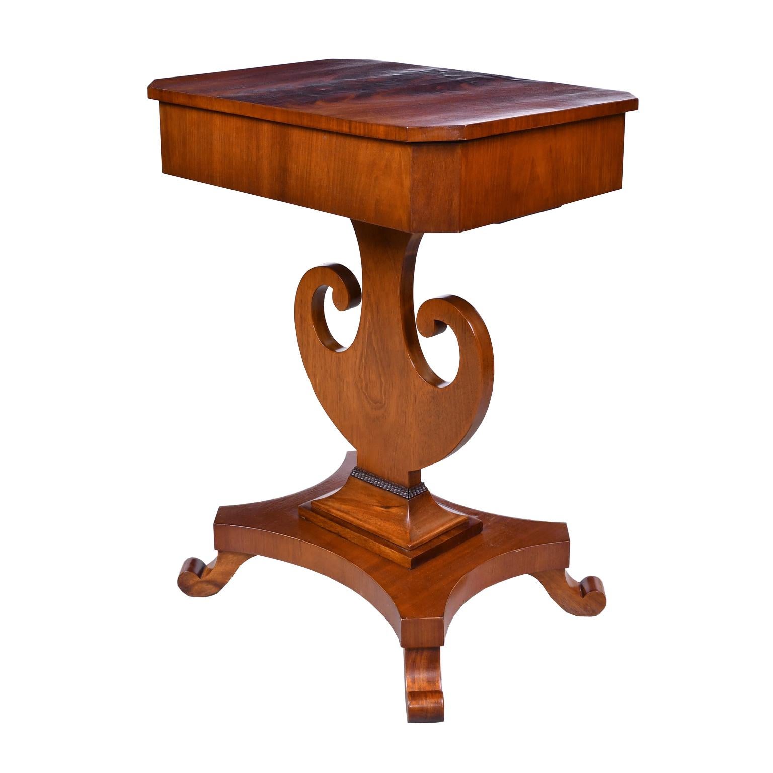Carl-Johan Table d'appoint ancienne Karl Johan/ Biedermeier en acajou avec base en forme de lyre, Suède en vente
