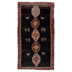 Antiker Kars-Teppich, schwarzes Feld mit Tiermotiven und Menschenmotiven, rosa Akzente