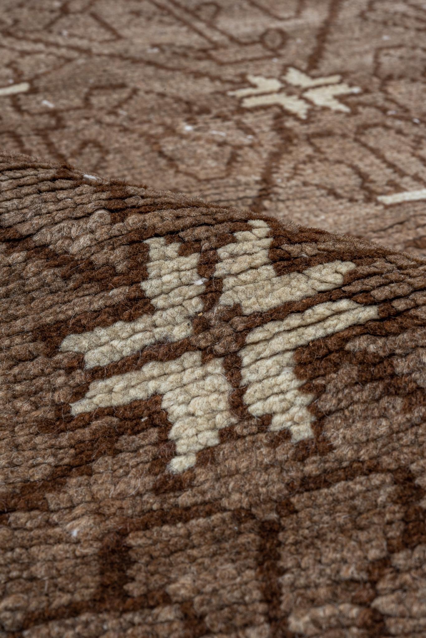 Antiker Kars-Teppich mit geometrischen Mustern in warmen Erdtönen (Oushak)