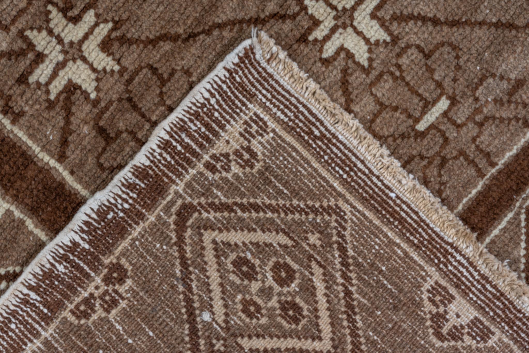 Antiker Kars-Teppich mit geometrischen Mustern in warmen Erdtönen (Türkisch)