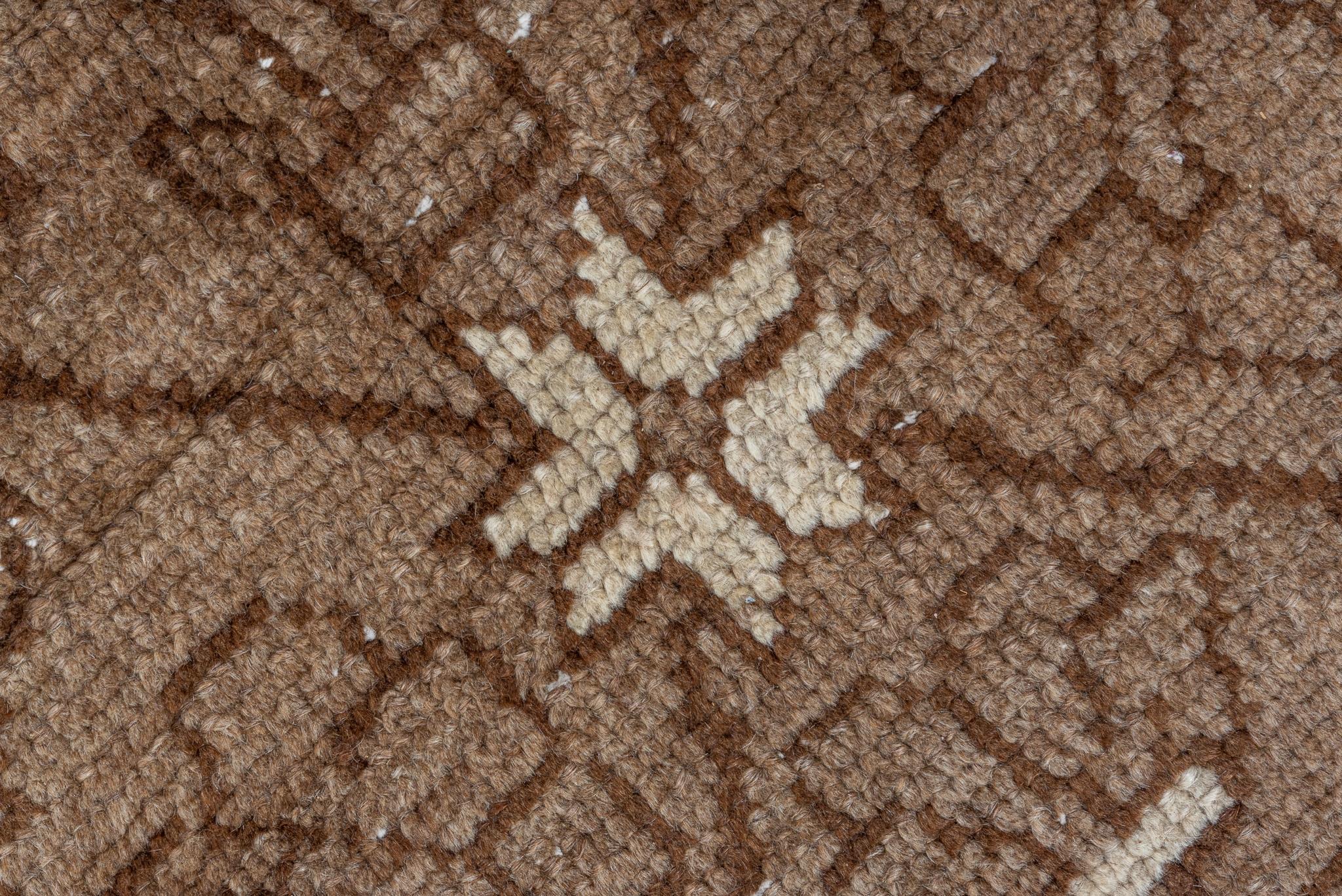 Antiker Kars-Teppich mit geometrischen Mustern in warmen Erdtönen (20. Jahrhundert)