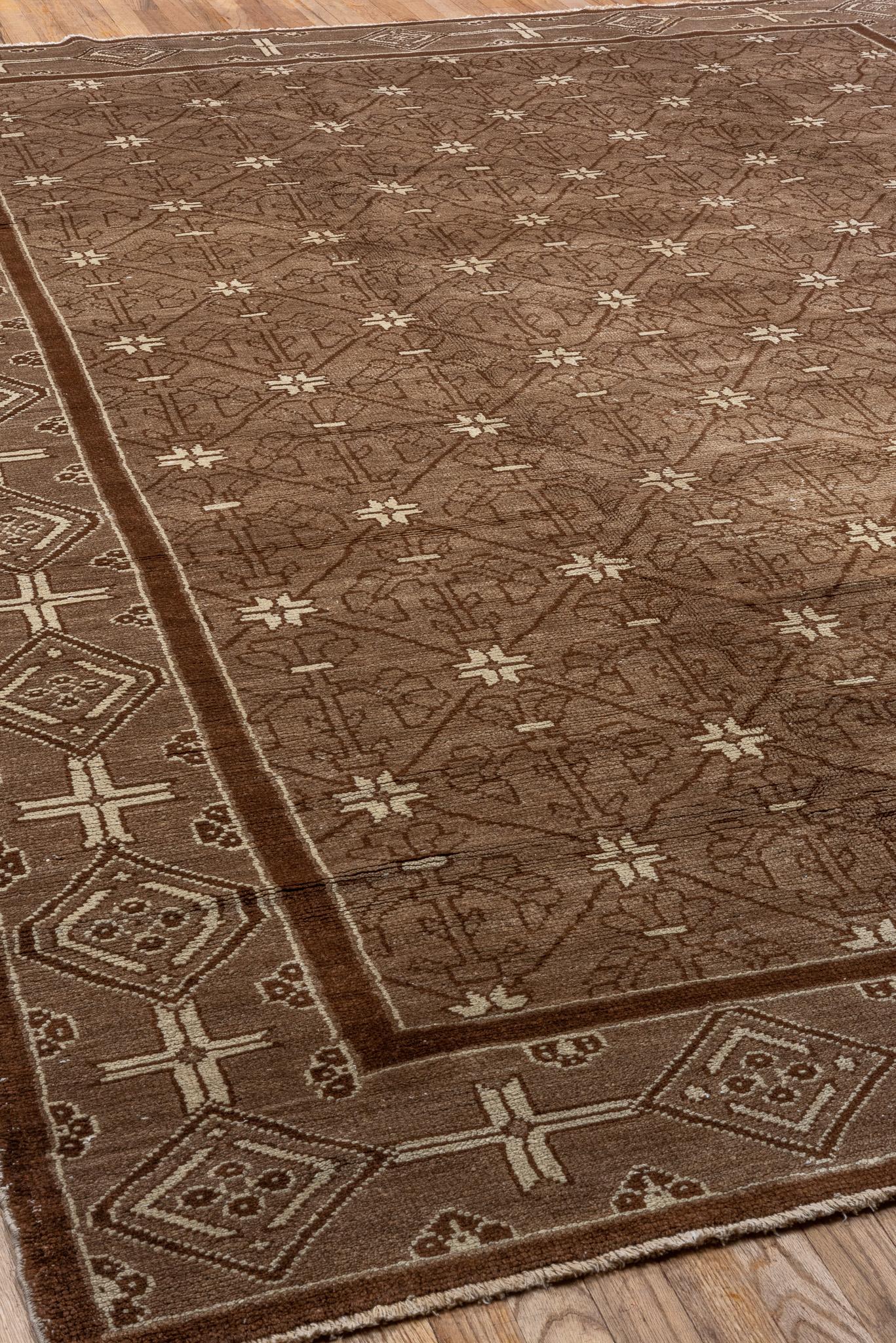 Antiker Kars-Teppich mit geometrischen Mustern in warmen Erdtönen 1