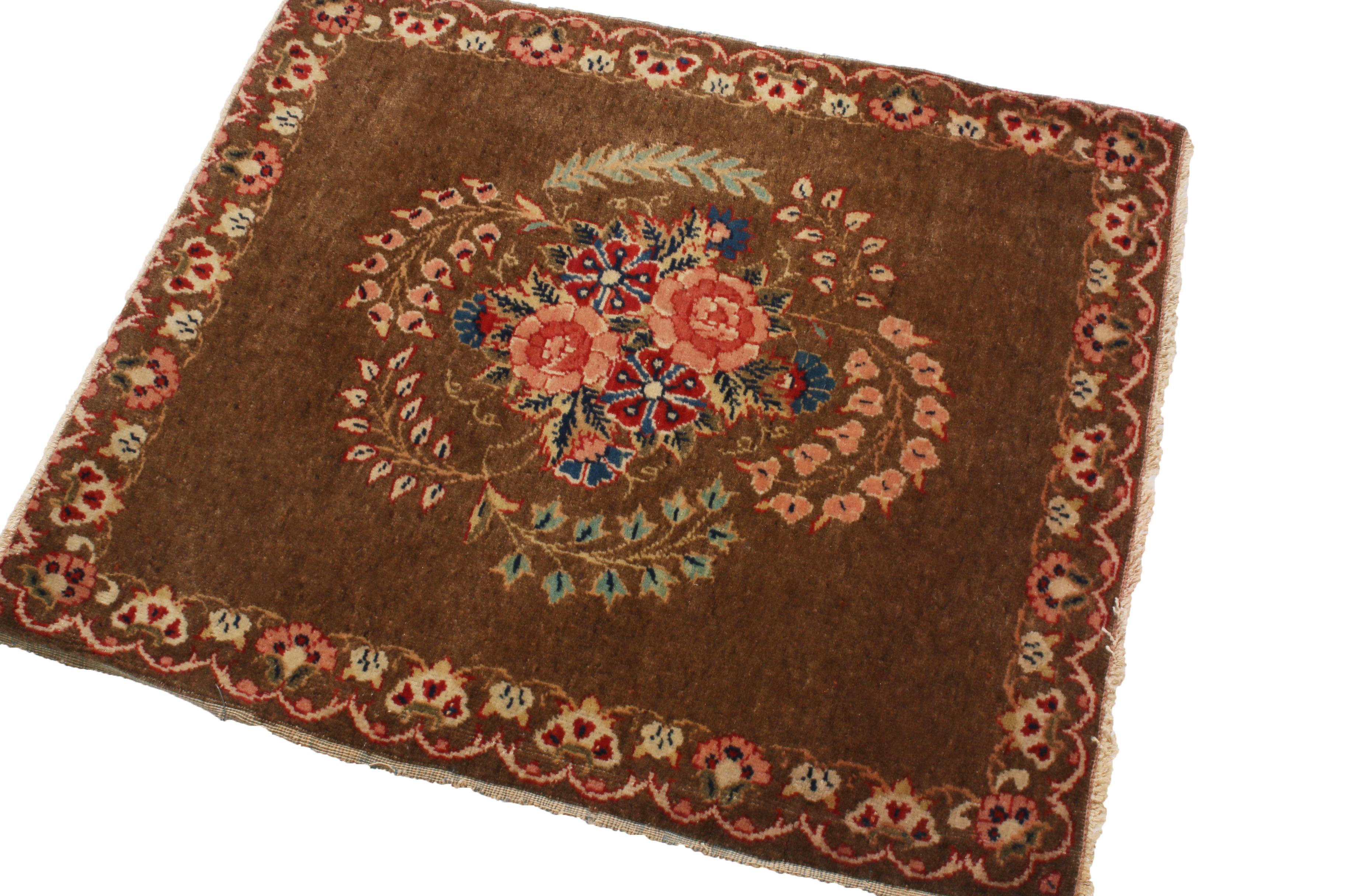 Antique Kashan Brown Wool Persian Rug with Floral Medallion In Good Condition In Long Island City, NY