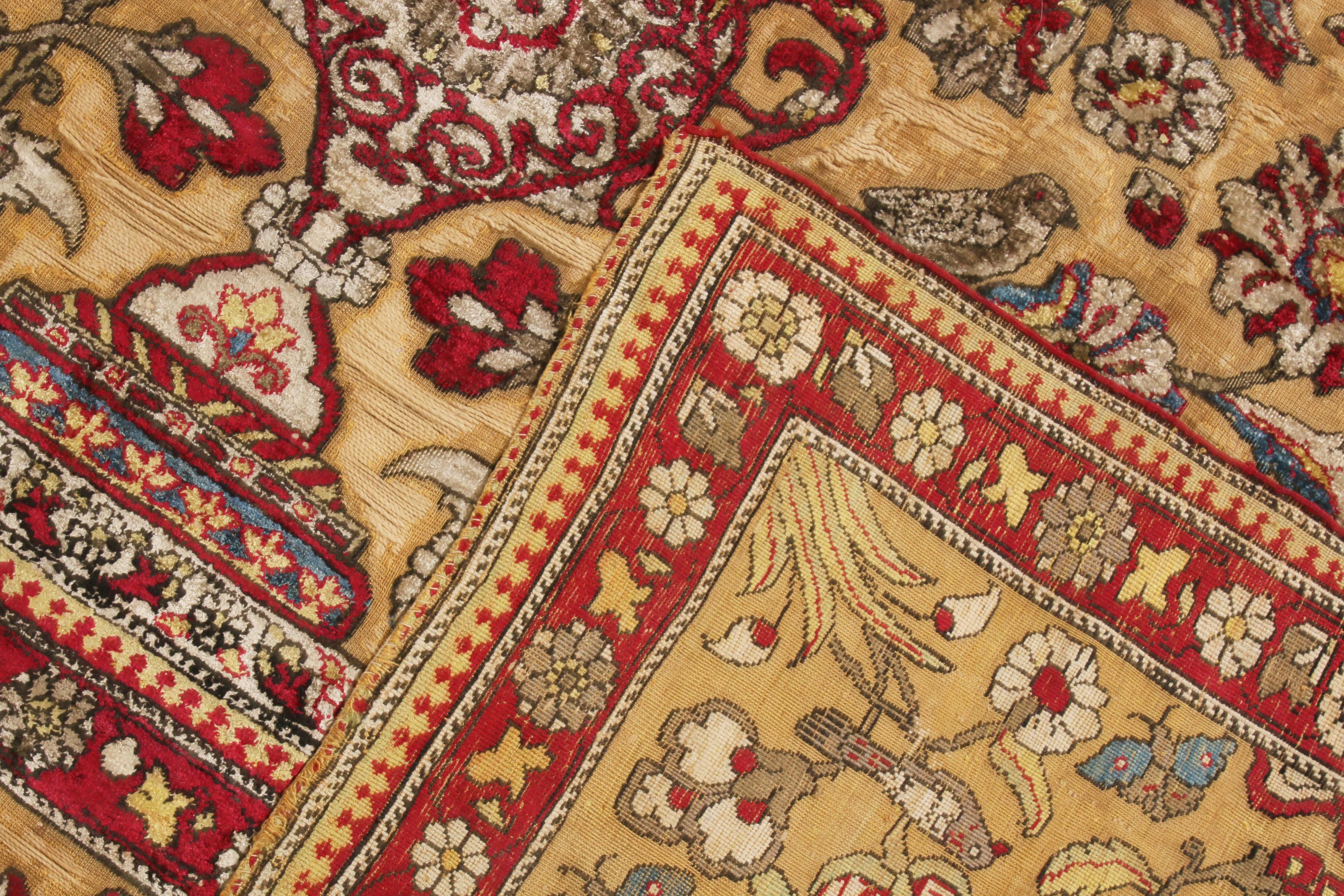 Antiker Kashan-Perserteppich in Burgunderrot und Goldbeige aus Seide (Frühes 20. Jahrhundert) im Angebot