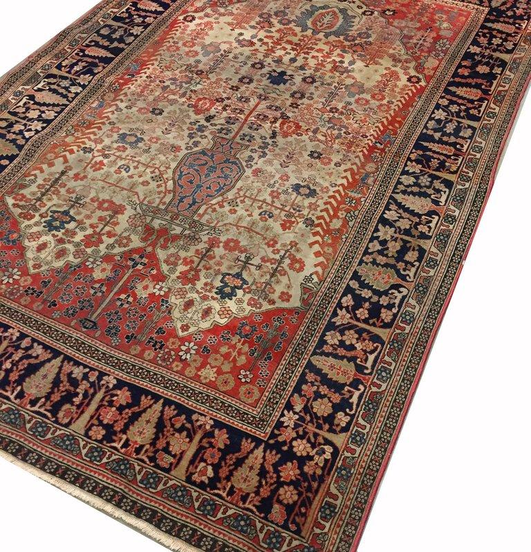 Antiker Kashan Mohtashem-Teppich 4'2 x 6'. An der Karawanenroute nach Indien in Zentralpersien liegt die Stadt Kashan, die als eines der besten Produktionsgebiete bekannt ist. Mohtashem ist der Name des Webermeisters, dessen Werke zur höchsten