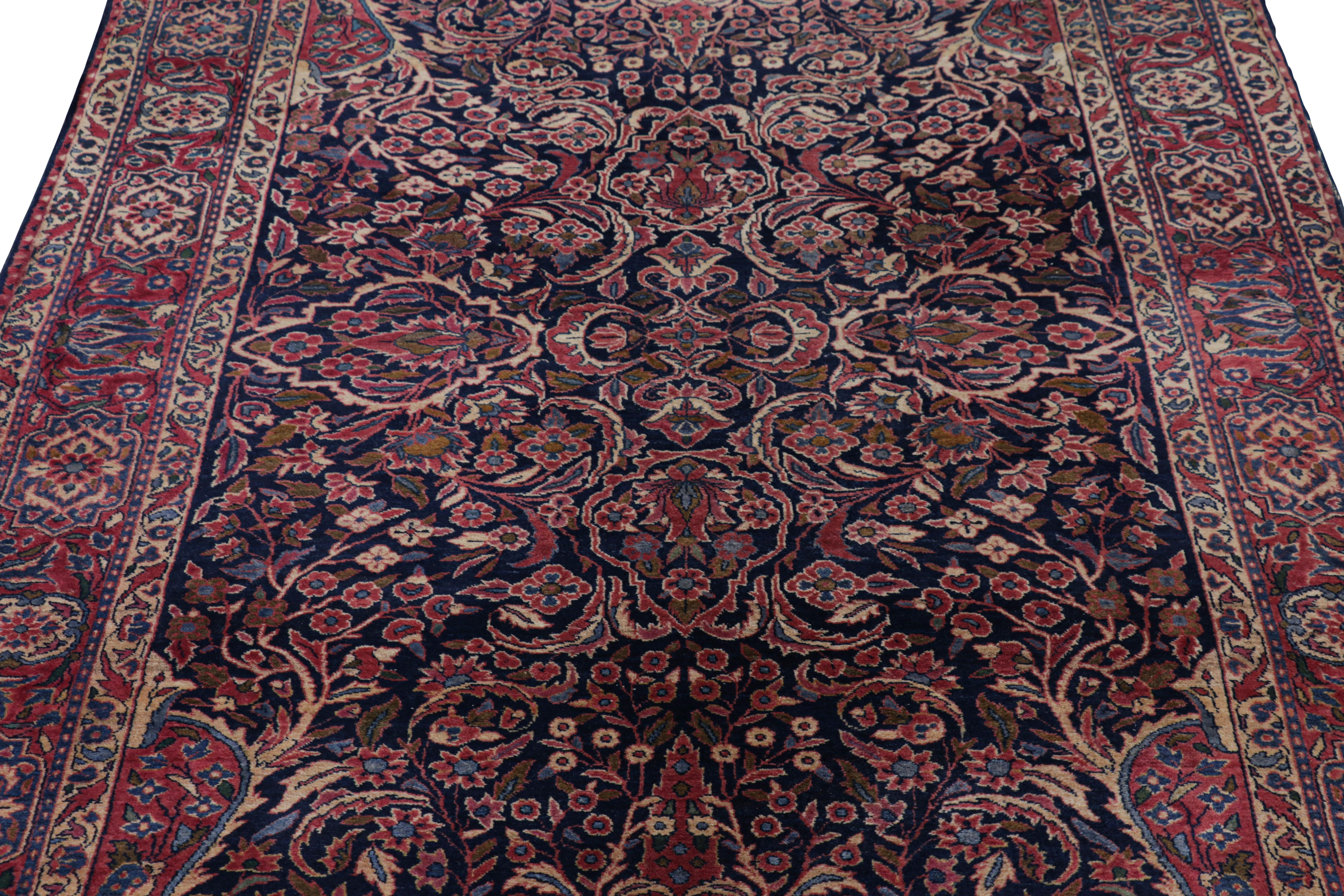 Handgeknüpft aus Wolle, um 1910-1920, ist dieser antike Perserteppich 4x6 mit Kashan-Herkunft eine seltene und besonders aufregende neue Kuration aus der Antique Collection'S von Rug & Kilim.

Über das Design: 

Kenner werden dieses ganz besondere