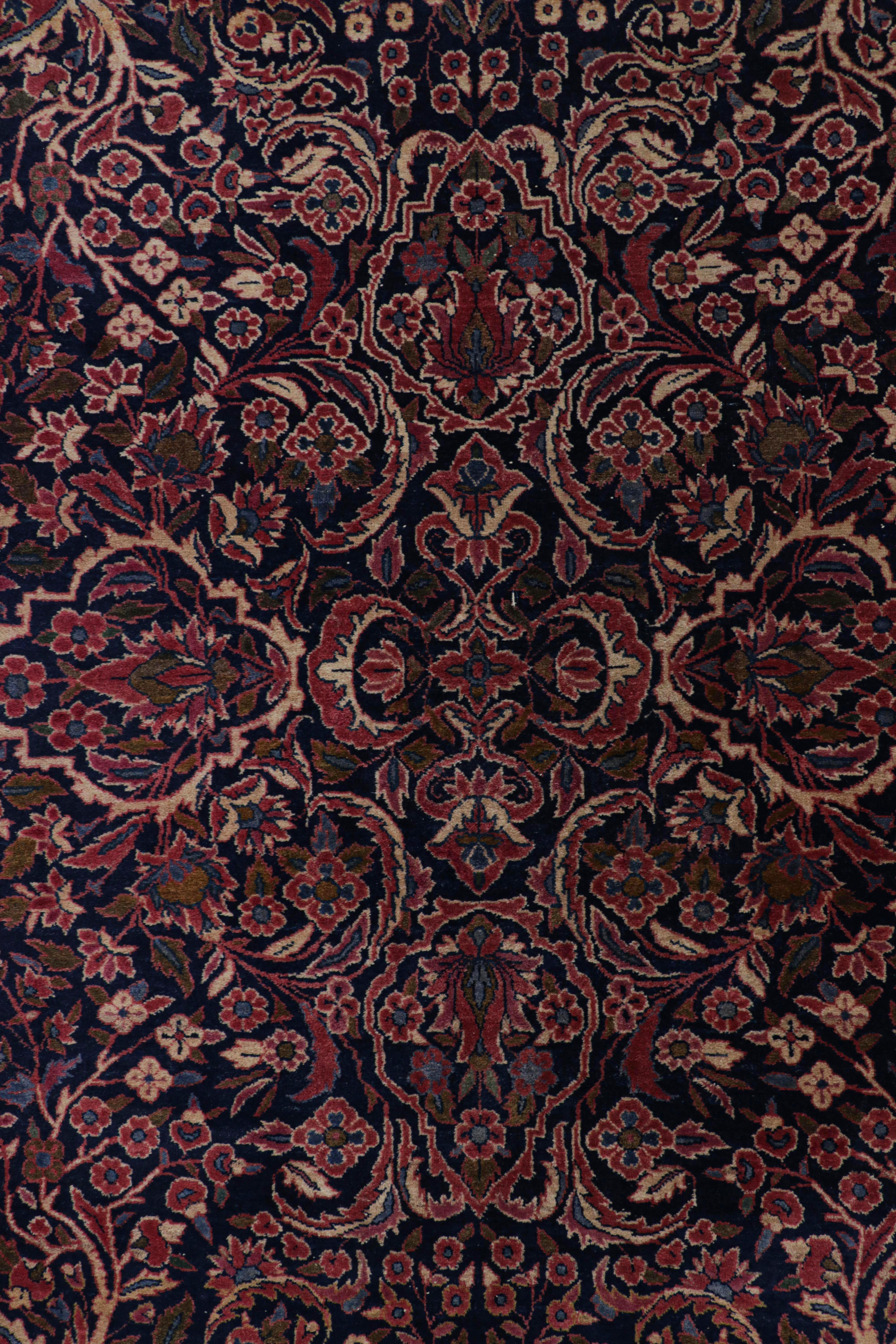 Antiker Kashan Perserteppich in Rot und Blau mit Blumenmustern - Rug & Kilim (Persisch) im Angebot