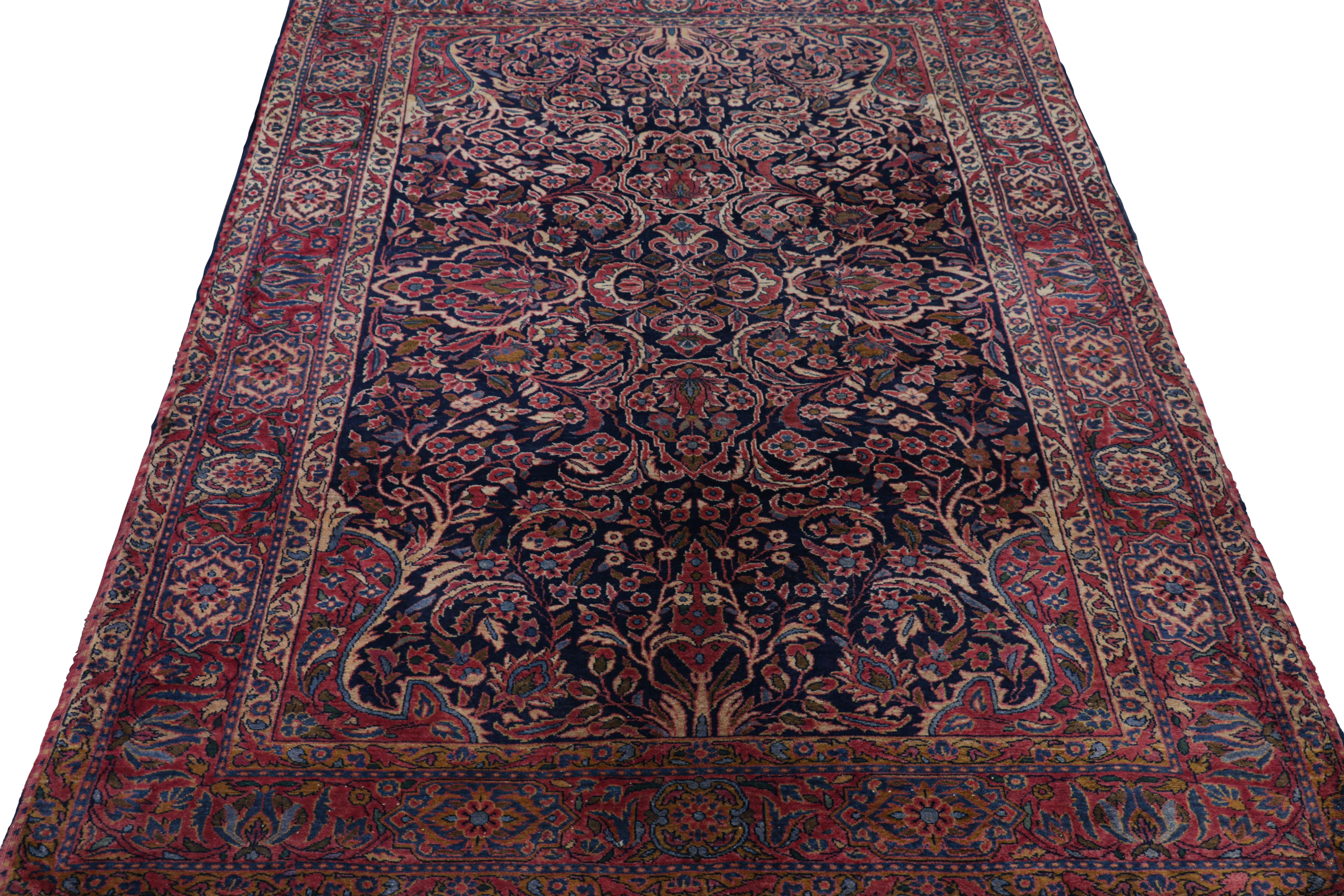 Antiker Kashan Perserteppich in Rot und Blau mit Blumenmustern - Rug & Kilim im Zustand „Gut“ im Angebot in Long Island City, NY