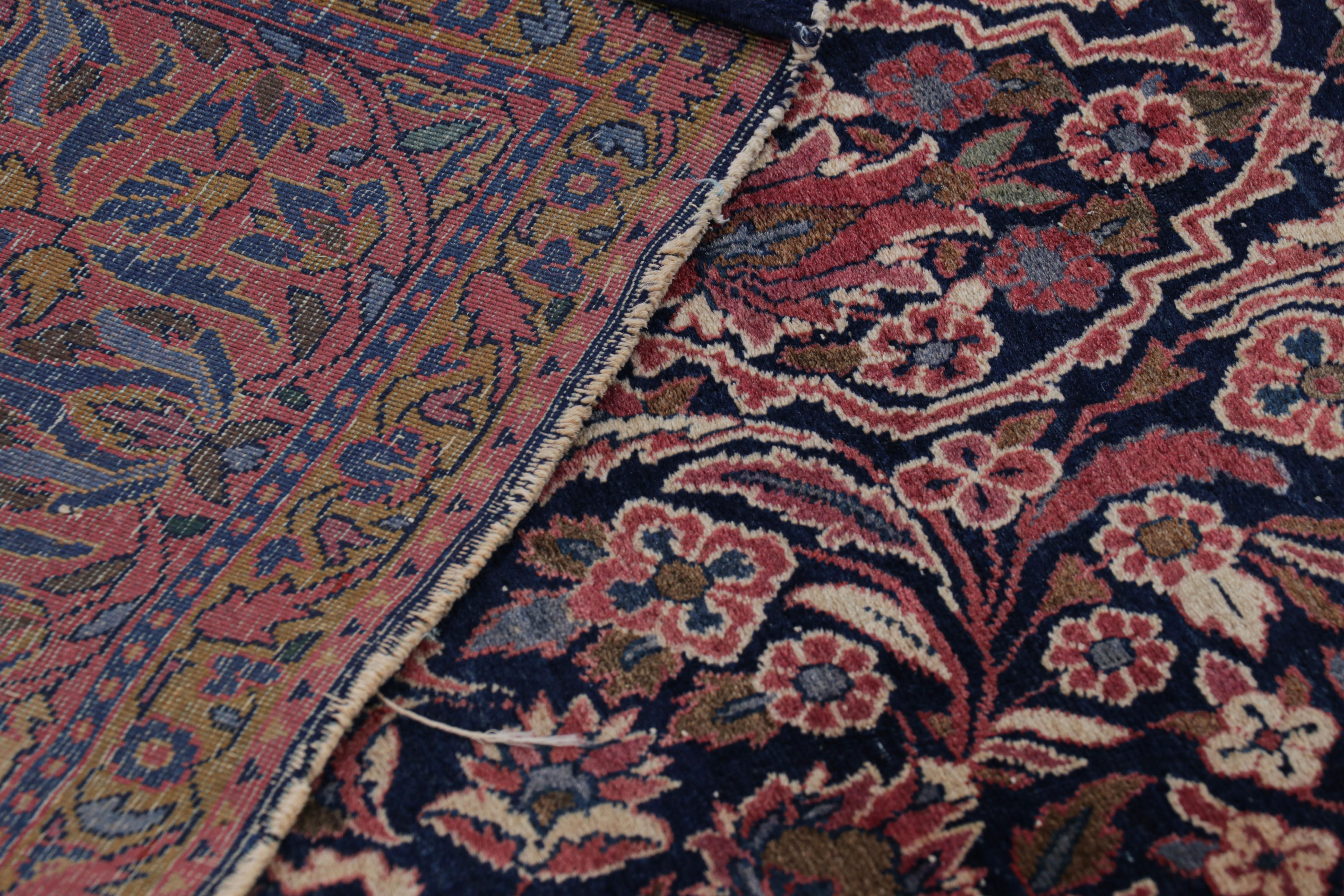 Antiker Kashan Perserteppich in Rot und Blau mit Blumenmustern - Rug & Kilim (Wolle) im Angebot