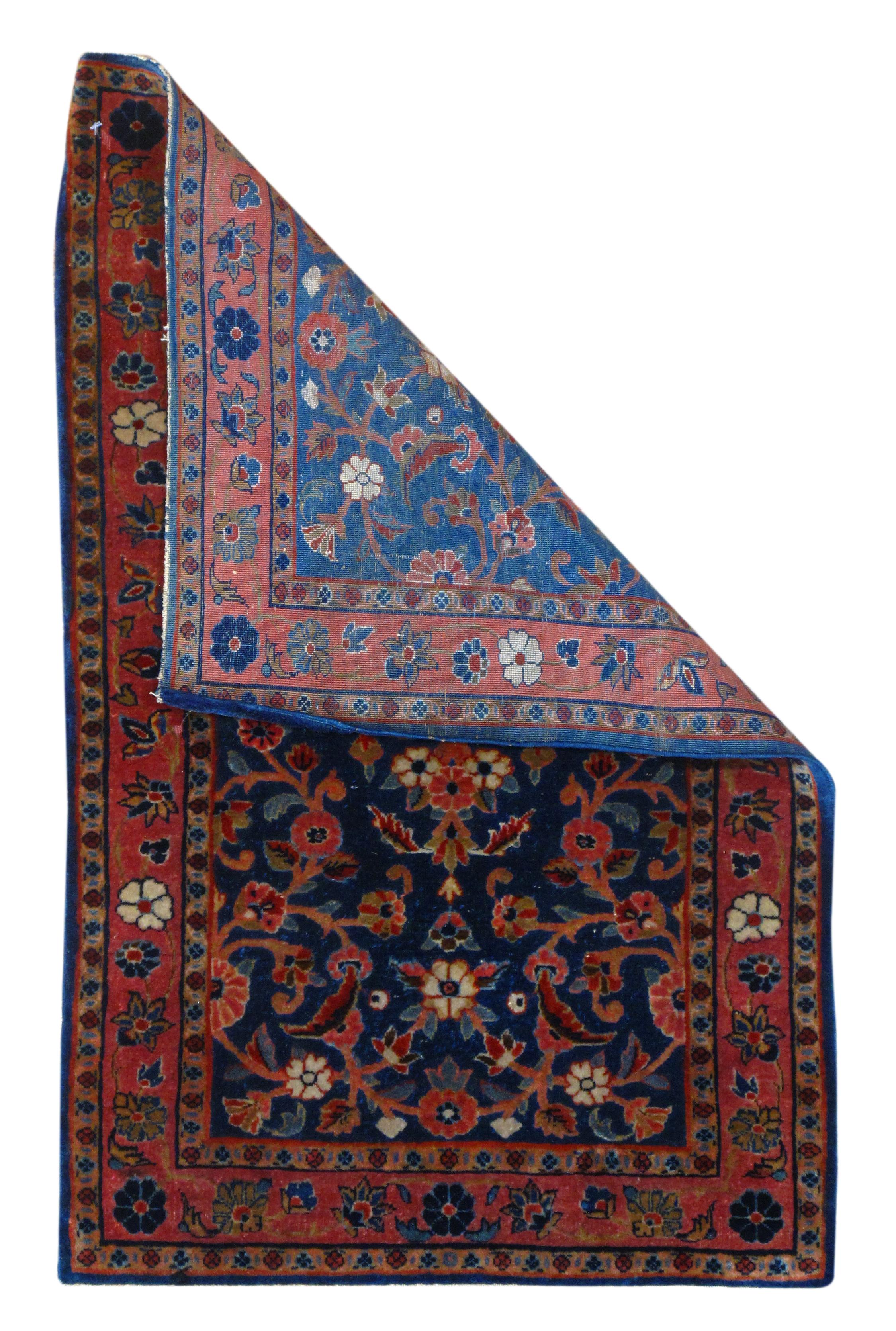 Antiker Kashan-Teppich 1'11'' x 2'11''. Zentralpersische Stadt, bekannt für fein gewebte Stoffe. Raumgroße Teppiche und Streuteppiche mit dominanten Rot- und Marinetönen, Medaillonmustern und wirbelnden Palmetten. Wolle und ein paar Seidenstücke.