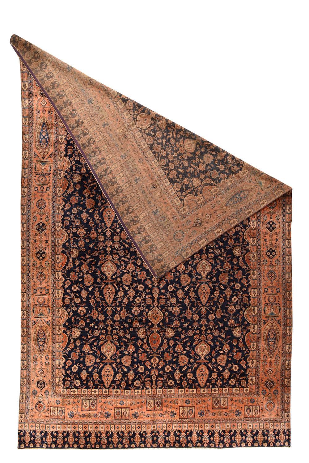 Antiker Kashan-Teppich 11'5'' x 17'8''.  Dieser sehr fein gewebte Stadtteppich zeigt ein nächtliches marineblaues Feld mit drei kompletten, versetzten Vasen- und Zypressensäulen, vor einem Hintergrund aus verschiedenen Palmetten, Trauben und