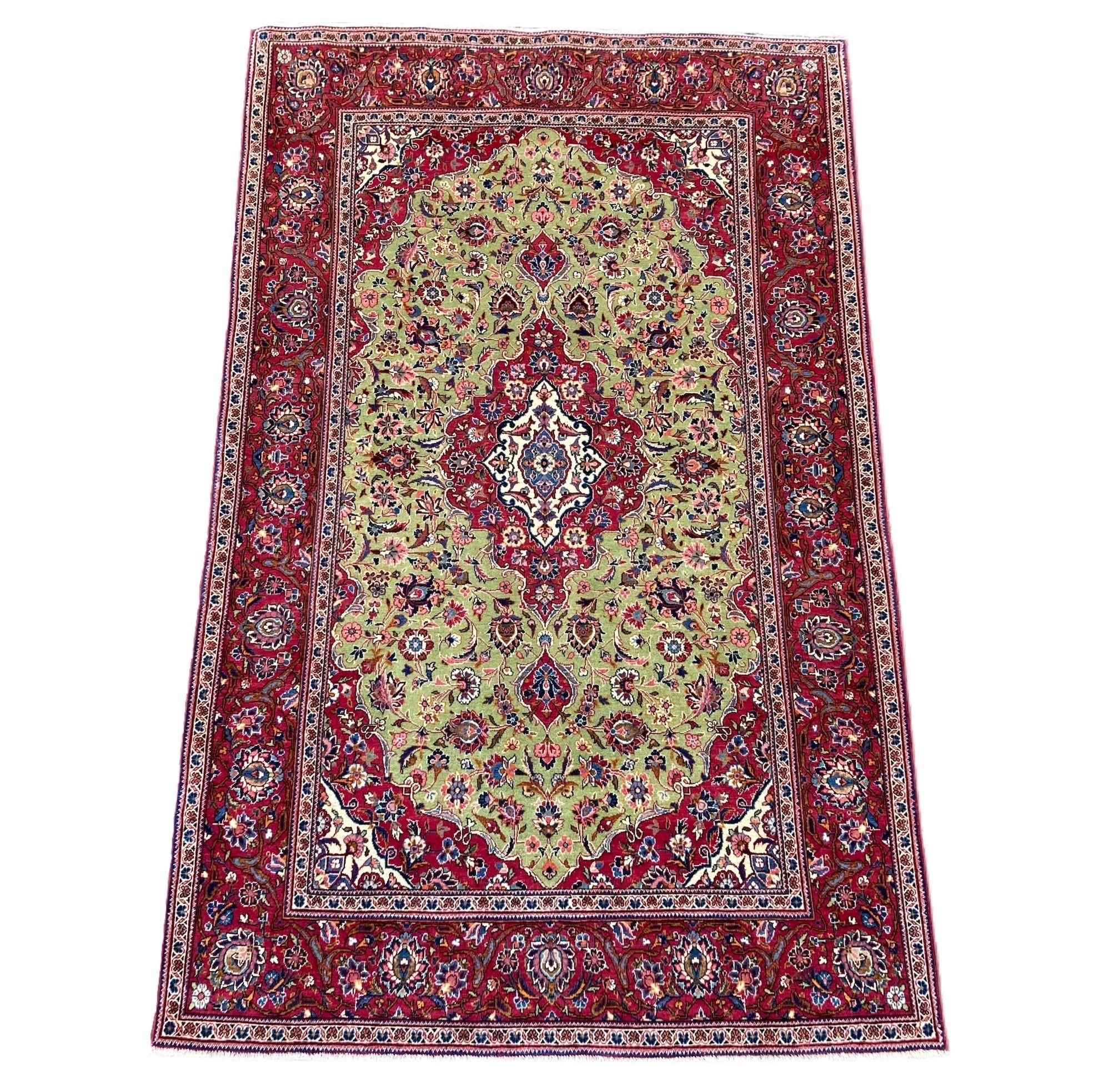 Ein schöner antiker Kashan-Teppich, handgewebt um 1920 mit einem klassischen Blumenmedaillon auf einem ungewöhnlichen grünen Feld und roter Bordüre. Fein gewebt, mit schöner Wollqualität und fabelhaften Sekundärfarben.
Größe: 2.10m x 1.33m (6ft 11in