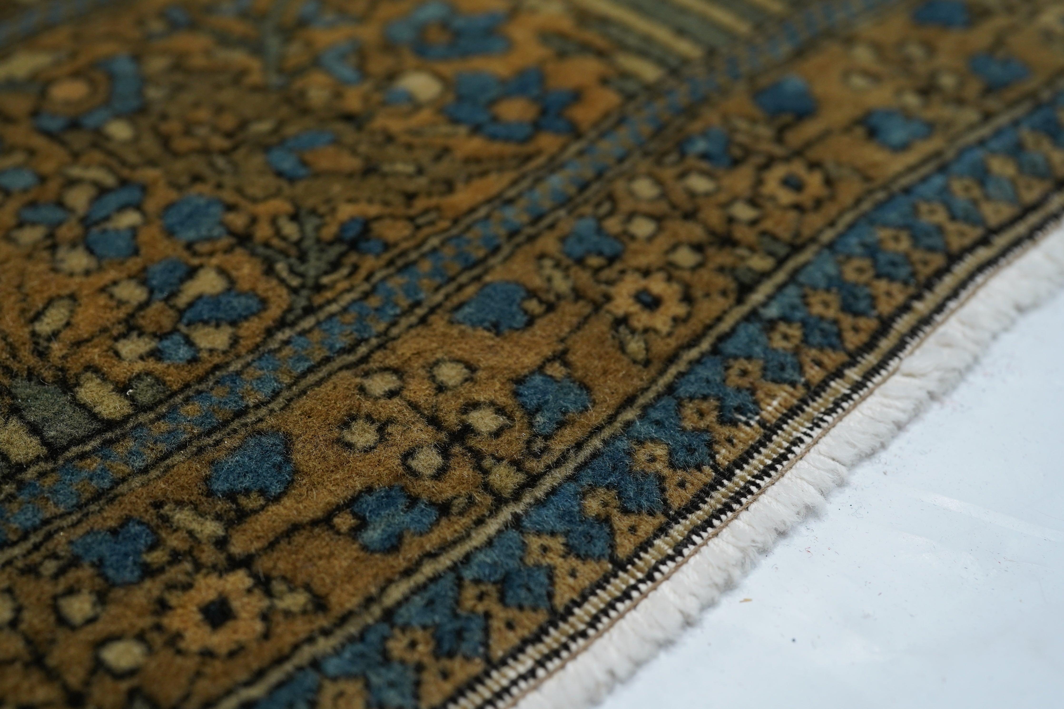 Antiker Kashan-Teppich 3'4'' x 4'10'' im Zustand „Gut“ im Angebot in New York, NY