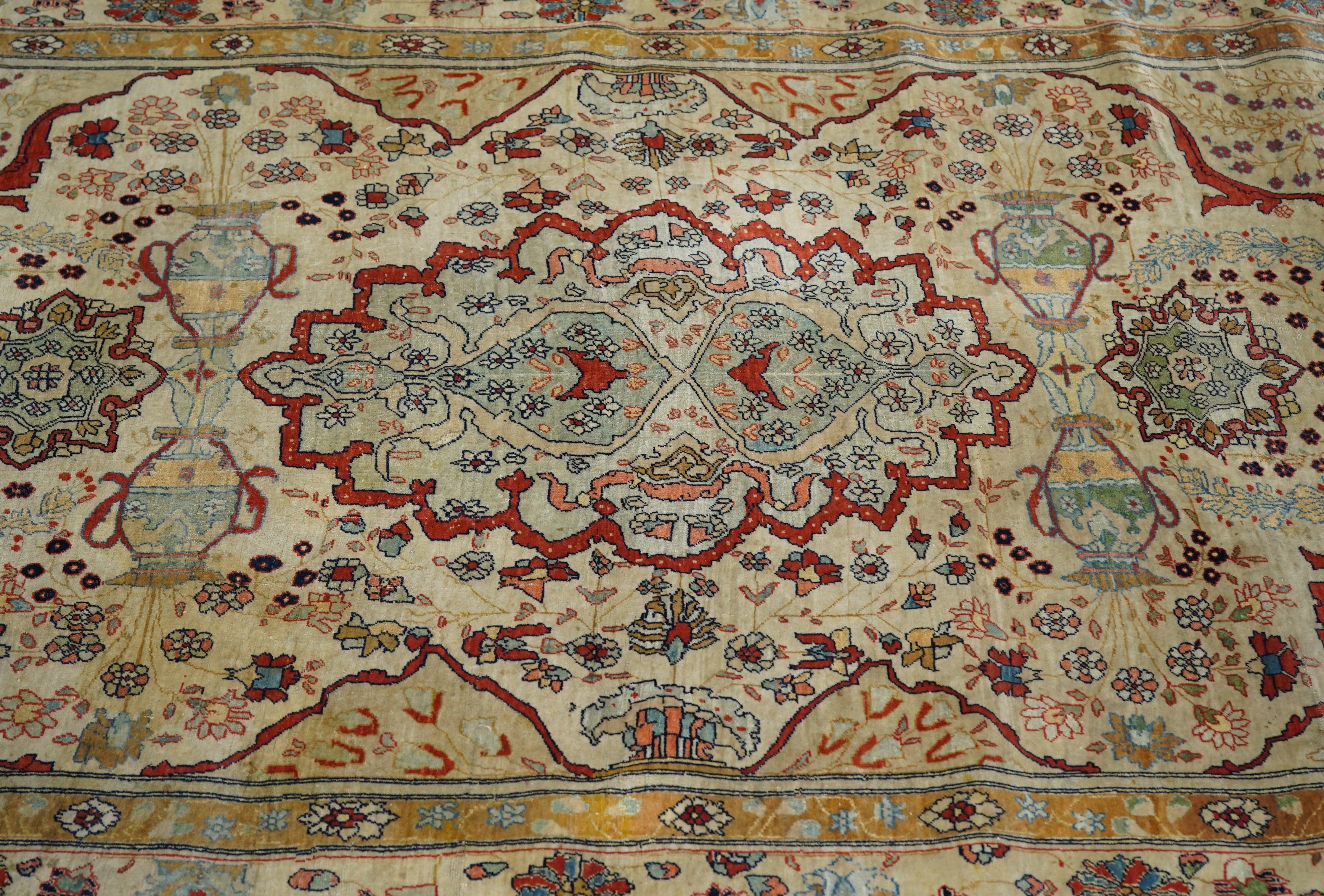 Antiker Kashan-Teppich 4'3'' x 7'2'' im Zustand „Gut“ im Angebot in New York, NY