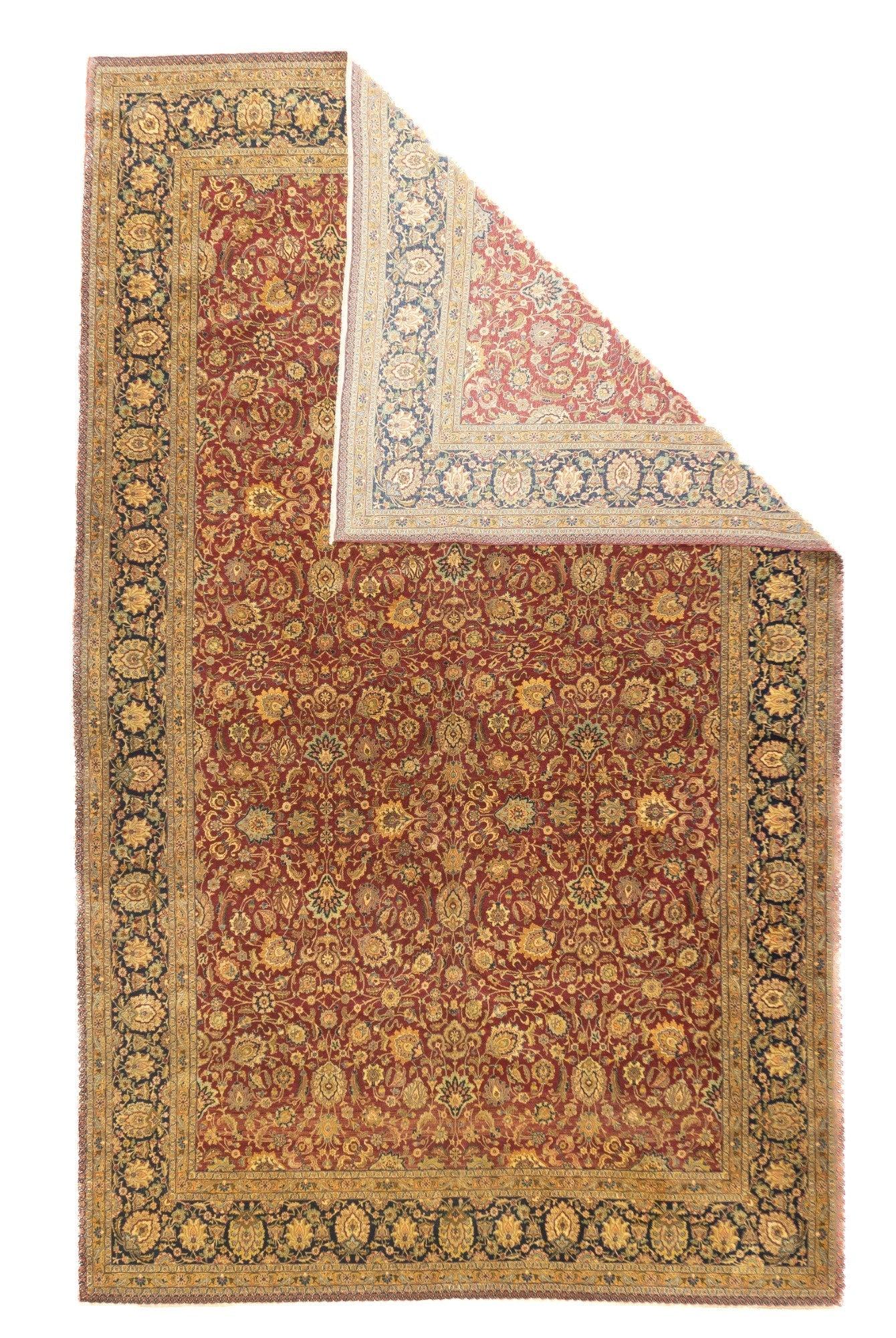 Antiker Kashan-Teppich 6'5'' x 10'6''. In einem beliebten persischen Format zeigt dieser zentraliranische Stadtteppich ein kleines Allover-Muster aus Palmetten, Wolkenbändern und spiralförmigen Weinreben auf dunkelrotem Grund. Grüne, stroh- und