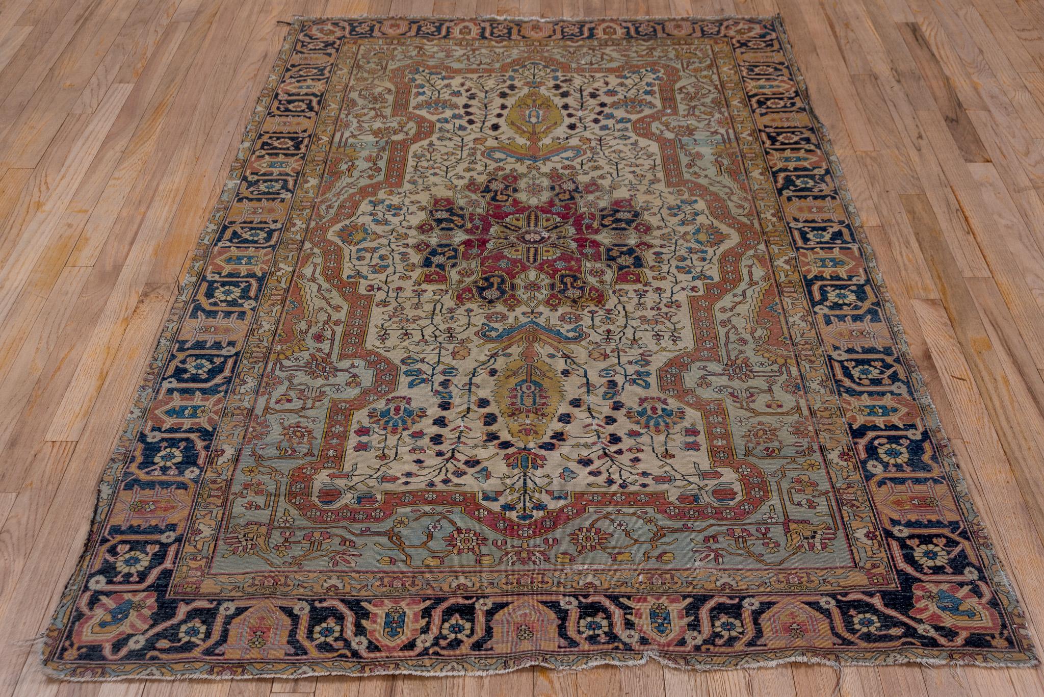 Poil de laine en nœuds fins et asymétriques sur une base de coton
Attribué à Mohtasham l'Ancien. Cette pièce finement tissée en laine mérinos, filée Manchester, présente un champ crème en forme de cartouche avec un médaillon crénelé en forme de roue