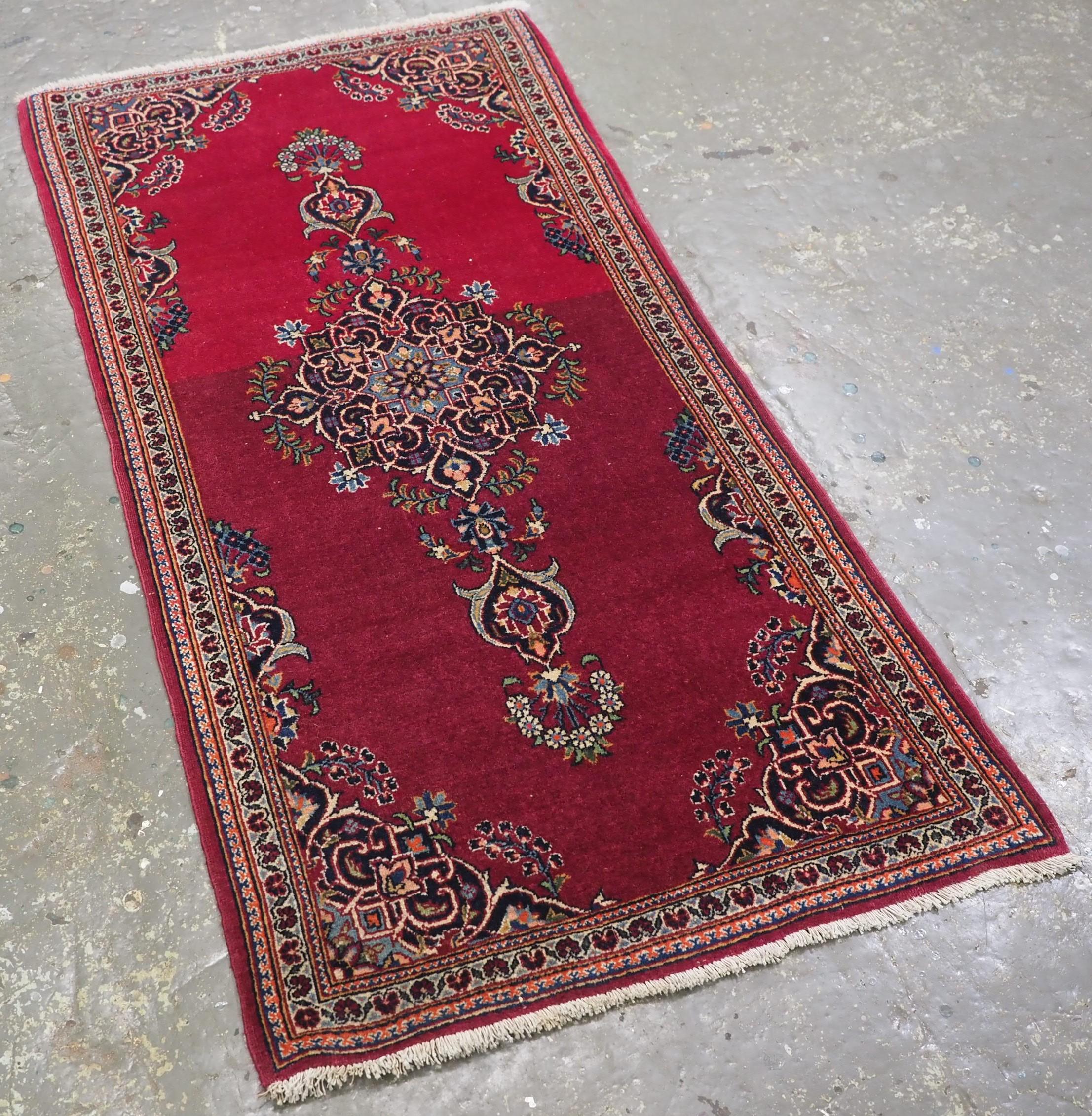 
Antiker persischer Kashan-Teppich mit traditionellem Design, zentralem Medaillon und sehr feinem floralen Muster.

Um 1900.

Der Teppich hat ein traditionelles Kashan-Muster, ein kleines Medaillon in der Mitte auf königsbraunem Grund, mit