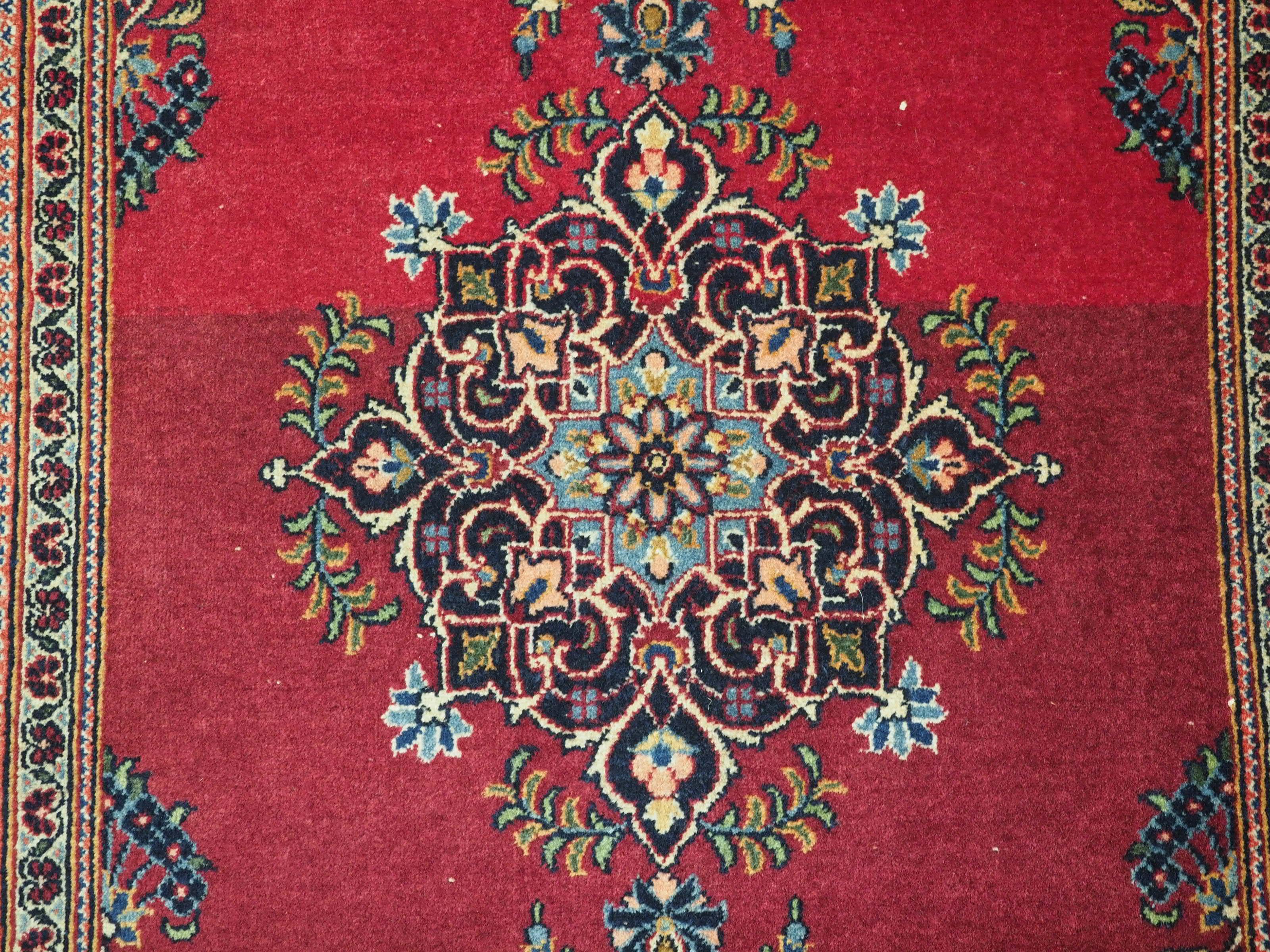 Antiker Kashan-Teppich mit traditionellem Design, um 1900. im Angebot 2