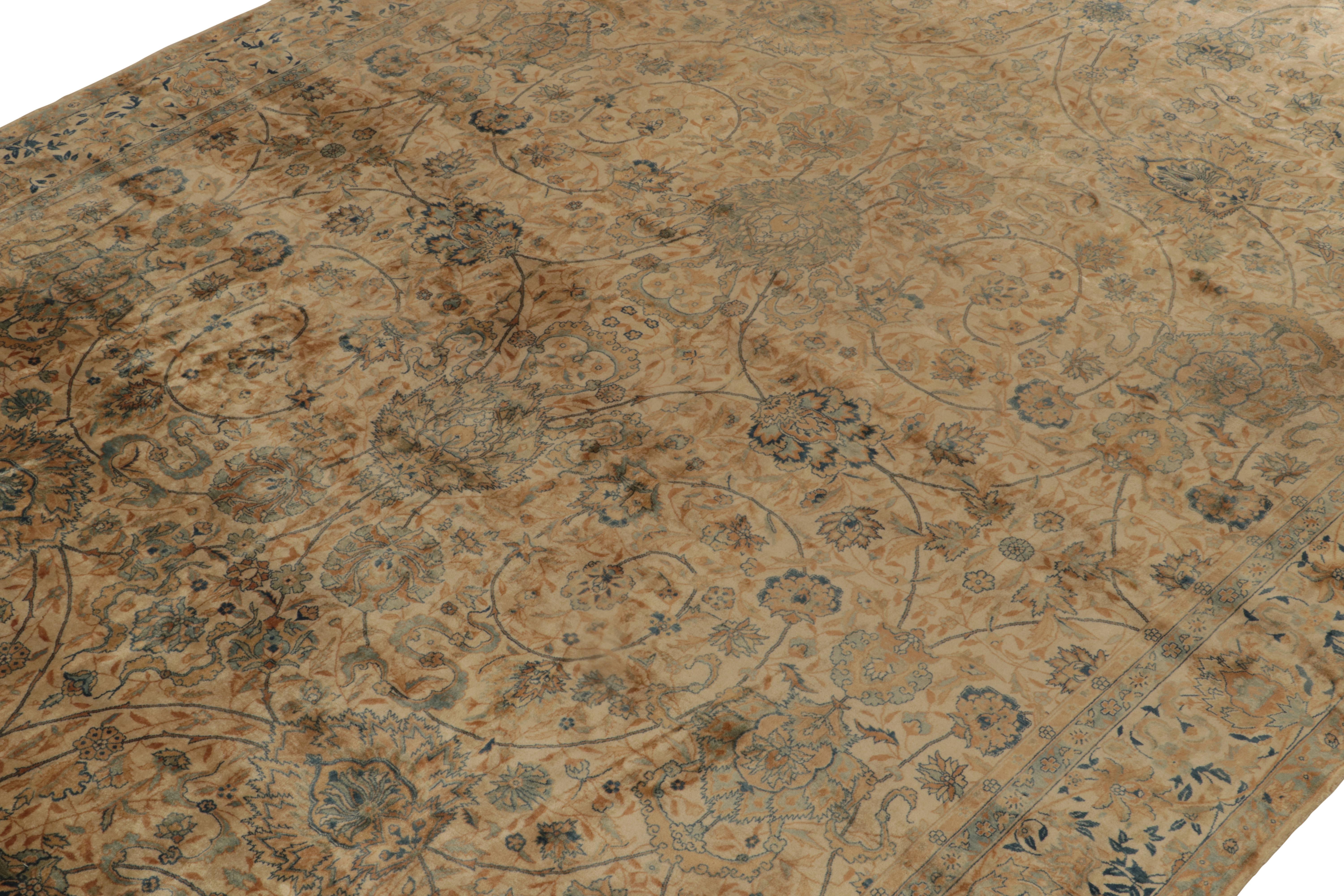 Alfombra antigua de estilo Kashan en beige-marrón, estampado floral azul dorado by Rug & Kilim Anudado a mano en venta