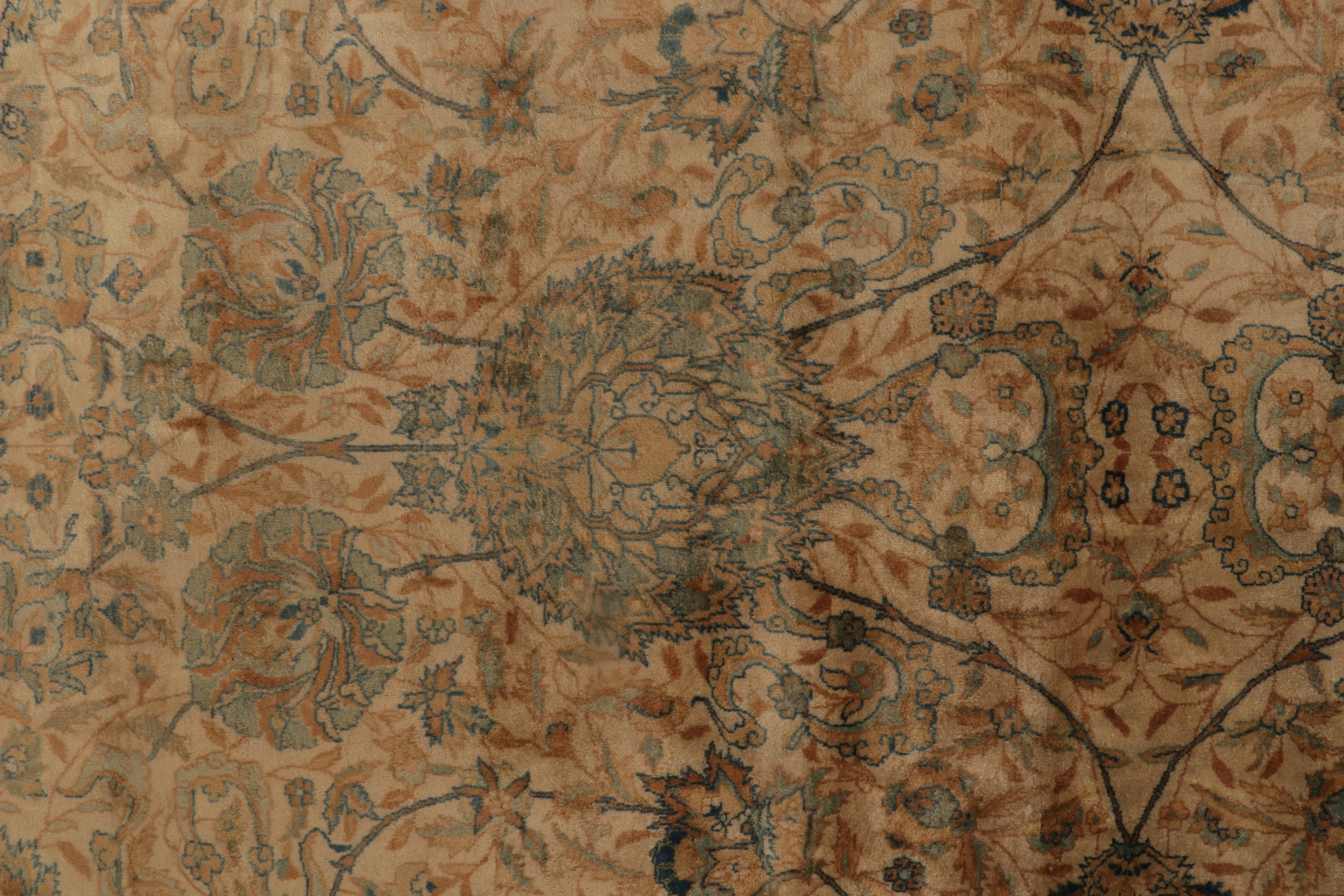 Alfombra antigua de estilo Kashan en beige-marrón, estampado floral azul dorado by Rug & Kilim principios del siglo XX en venta