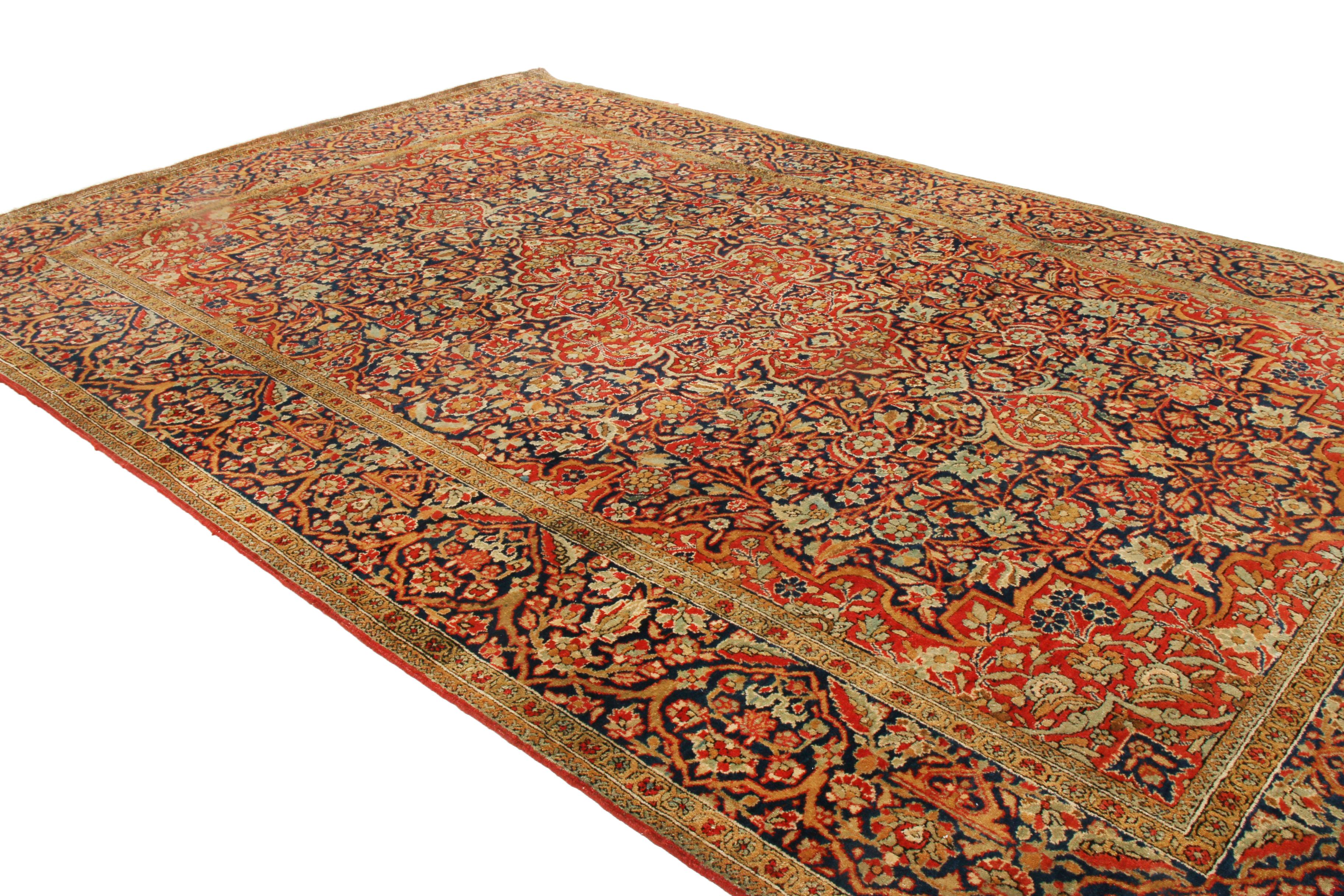 Originaire de Perse entre 1900 et 1910, ce tapis persan antique traditionnel est noué à la main dans une soie naturellement irisée pour compléter un motif de champ all-over extrêmement fin. Le vaste motif central comprend des feuilles en lancette et
