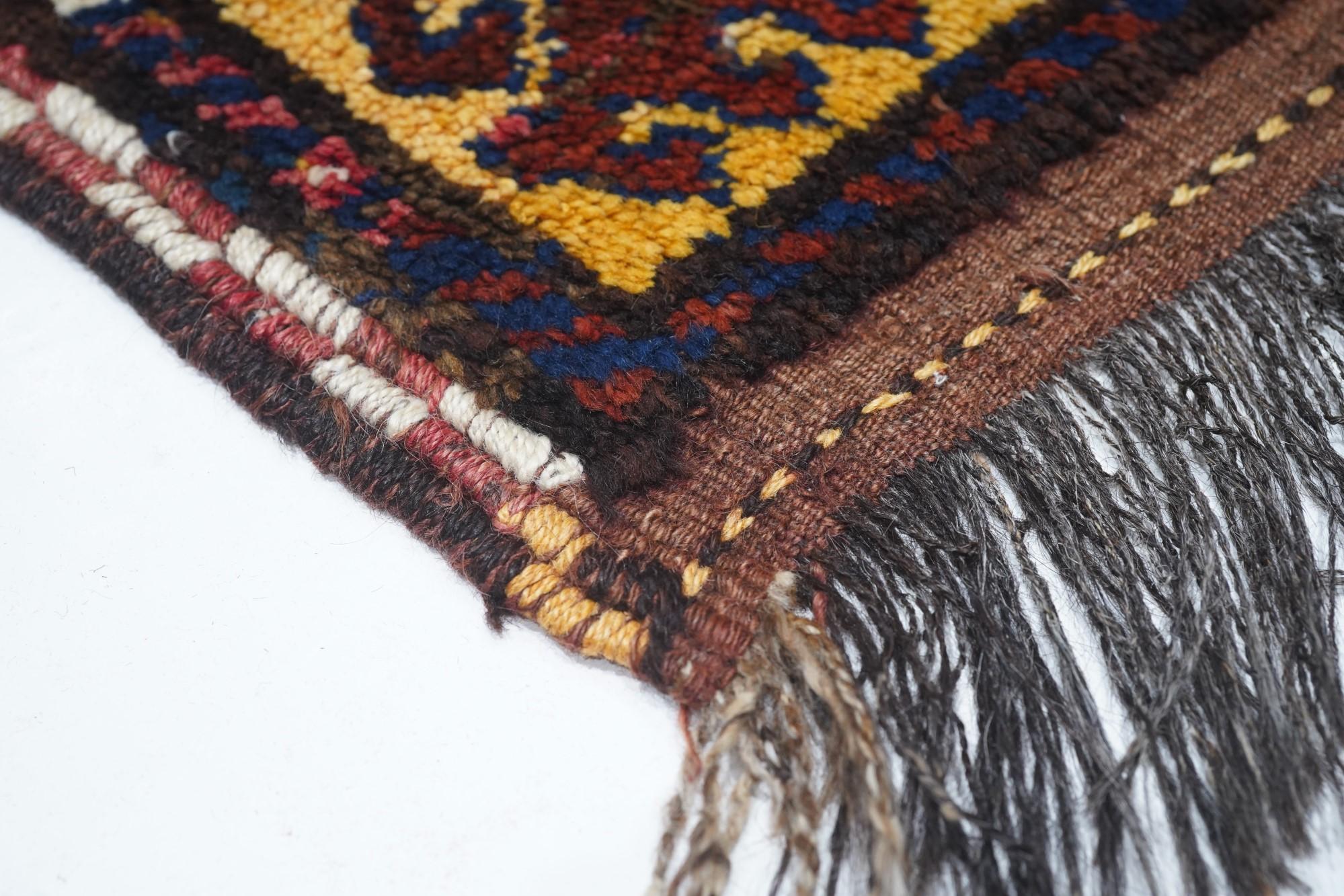 Antique Kashkai Shiraz Rug In Good Condition For Sale In New York, NY