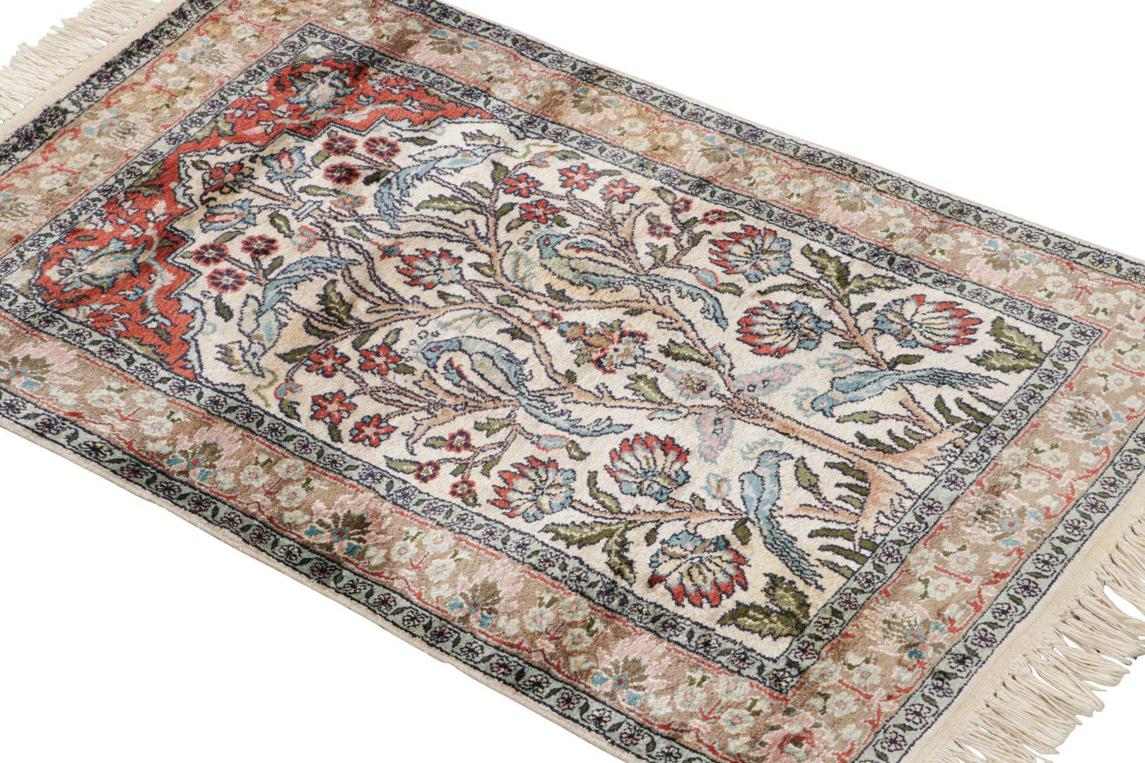 Réalisé en laine et soie nouées à la main vers 1920-1930, ce tapis ancien du Cachemire 2×3 est une nouvelle collection de tapis indiens rares de Rug & Kilim. 

Sur le Design :

Tons clairs de beige et de blanc  dans le champ et la bordure soulignent