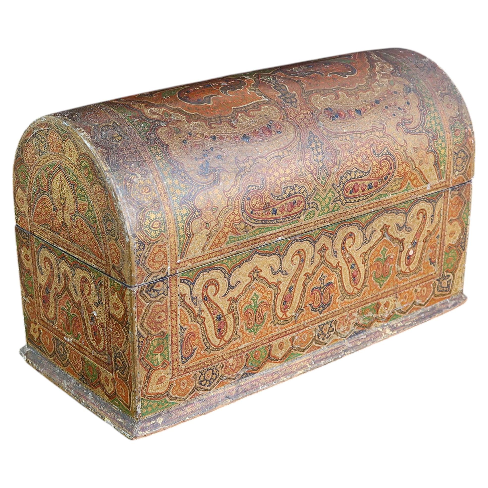 Boîte de rangement ancienne à couvercle en forme de dôme du Cachemire. Fin du 19e siècle en vente