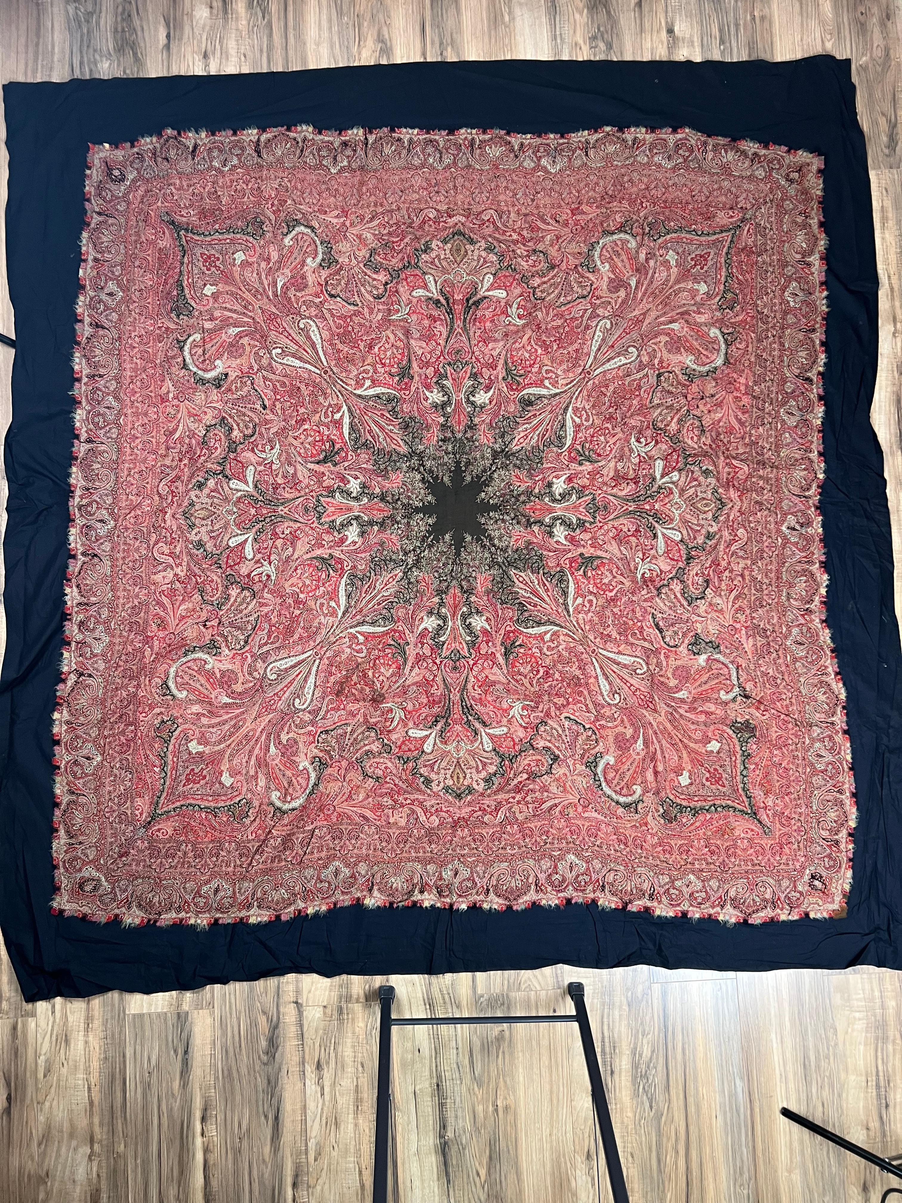 Antiker Kashmiri Kani gewebter quadratischer Schal   Indien um 1870 - 1890 (Anglo-indisch) im Angebot
