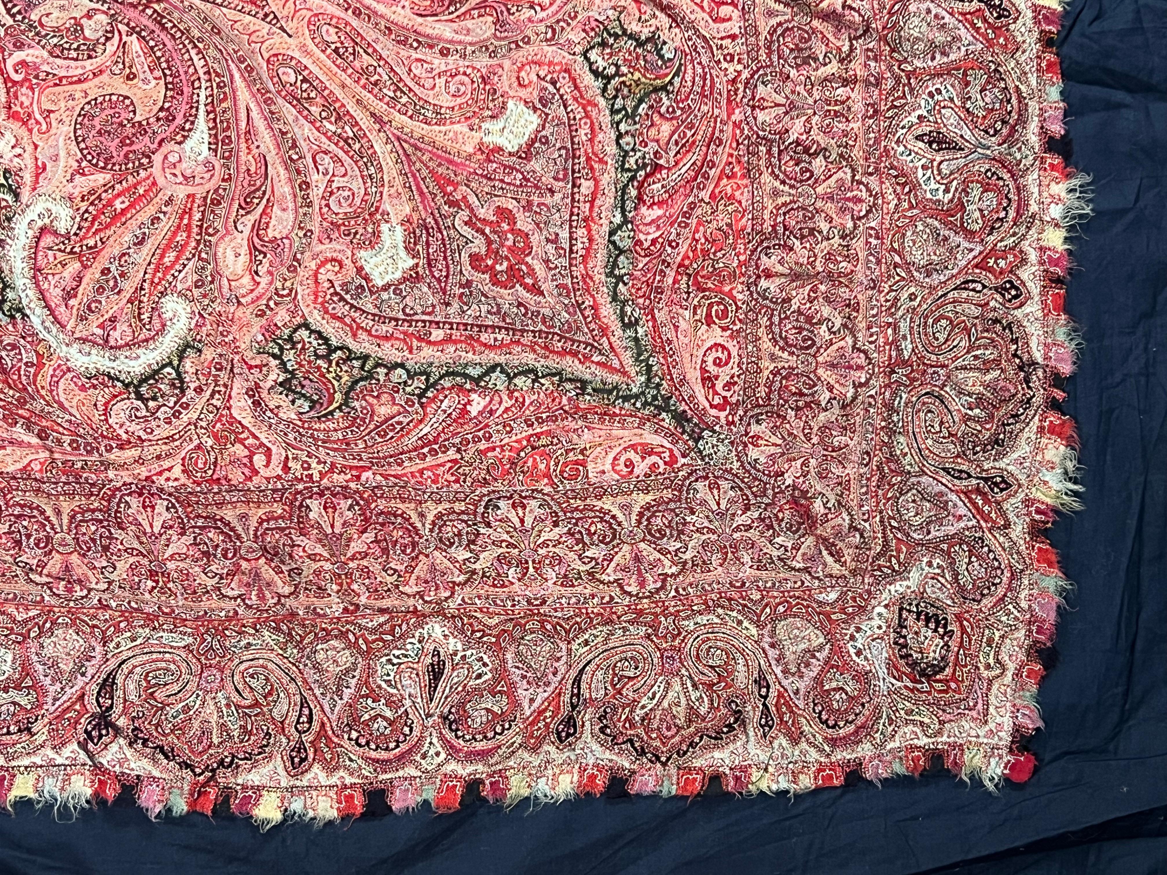 Antiker Kashmiri Kani gewebter quadratischer Schal   Indien um 1870 - 1890 (Indisch) im Angebot