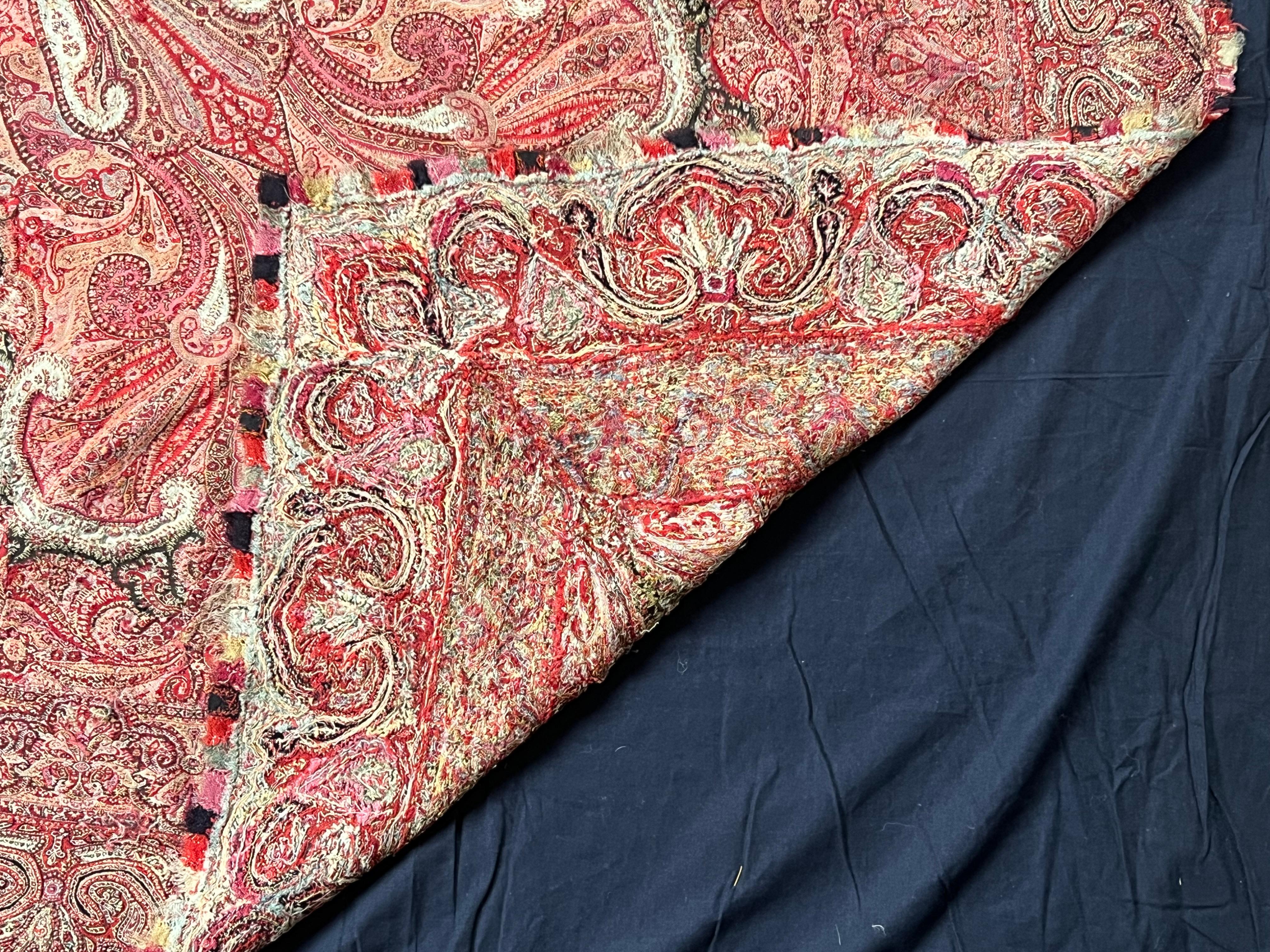 Antiker Kashmiri Kani gewebter quadratischer Schal   Indien um 1870 - 1890 (Wolle) im Angebot