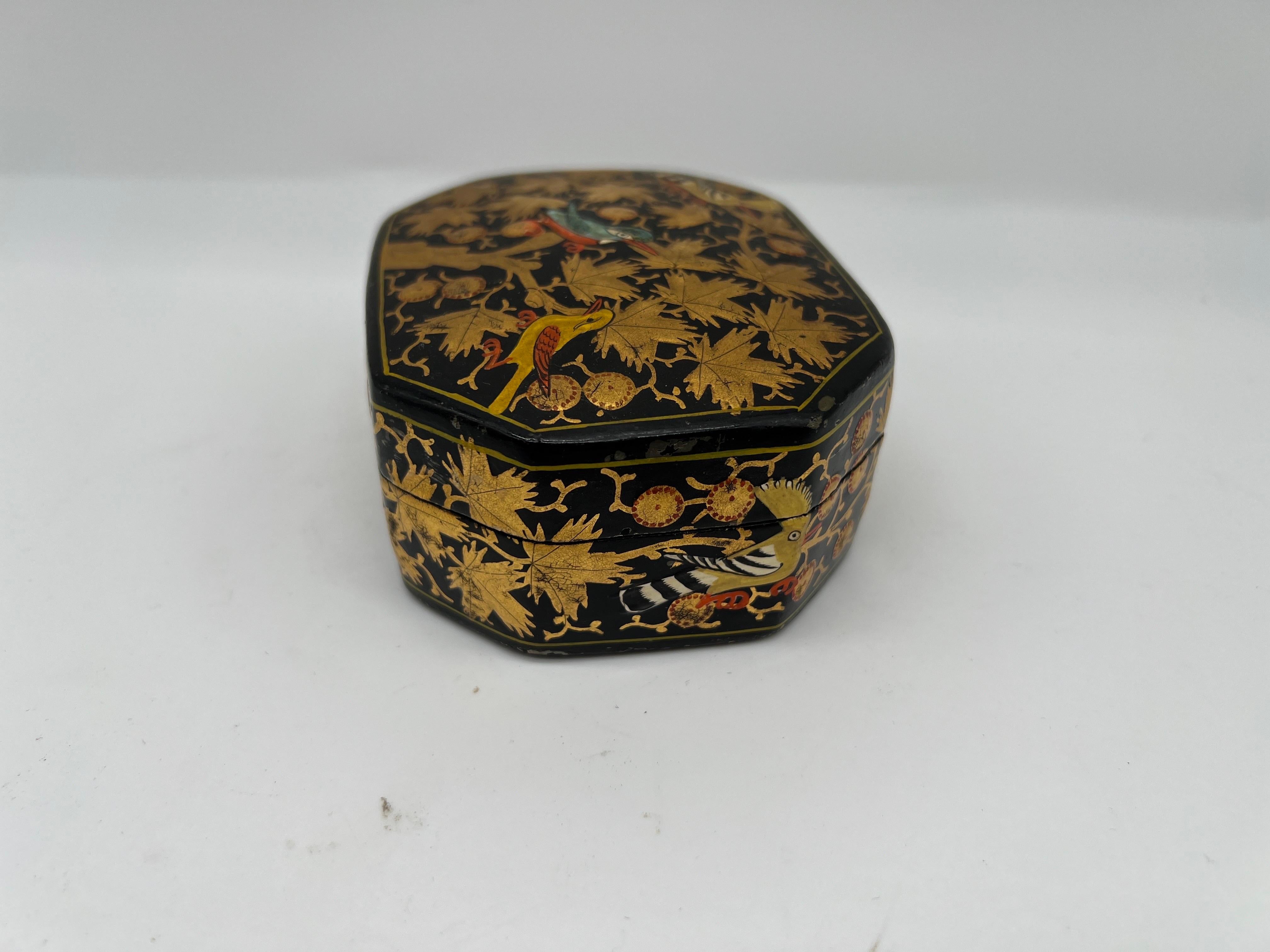 Cachemire, début du 20e siècle.
Boîte ancienne en laque noire avec une décoration florale dorée et des oiseaux multicolores sur toute la surface. 