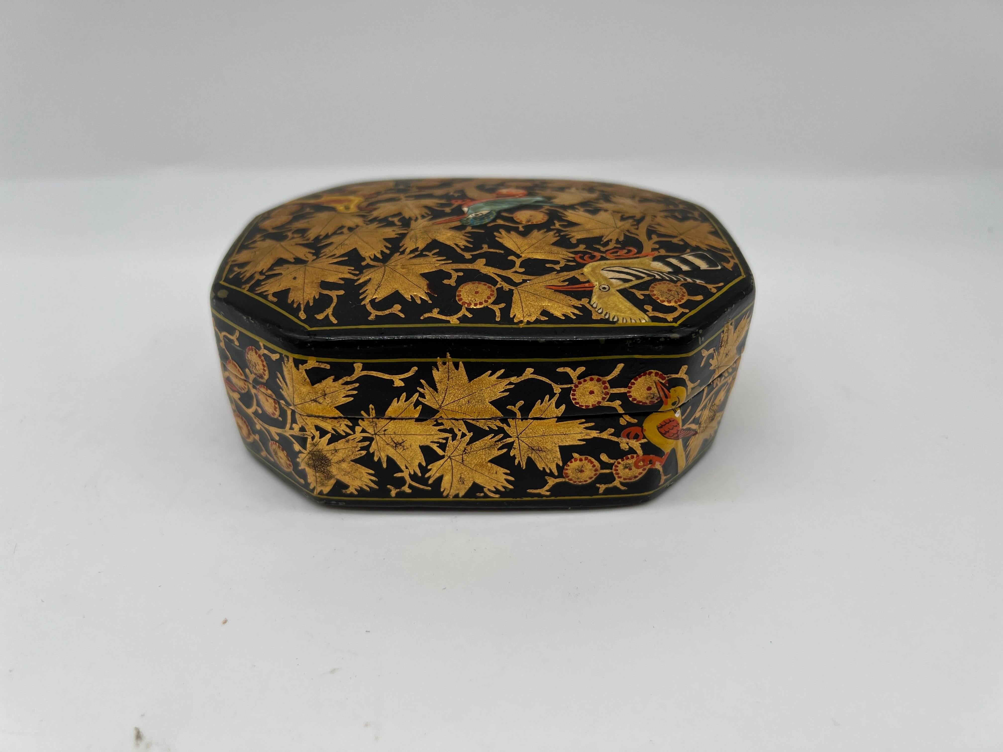 Kashan Antica scatola Kashmiri Papier Mache laccata e dorata con motivi di uccelli in vendita